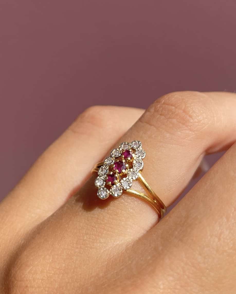 Anillo de rubí y diamantes con talla marquesa "Fallon"