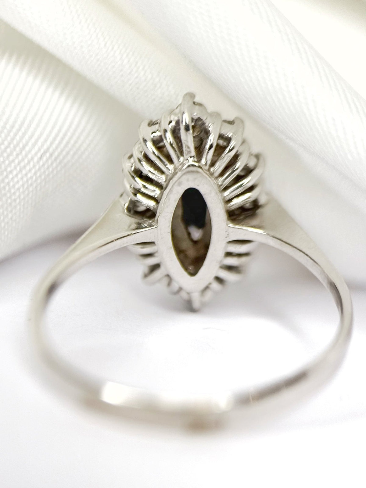 Bague Marquise Saphir 0.62 carat & Diamants 0.36 carat "Eglantine" - Elliade Paris