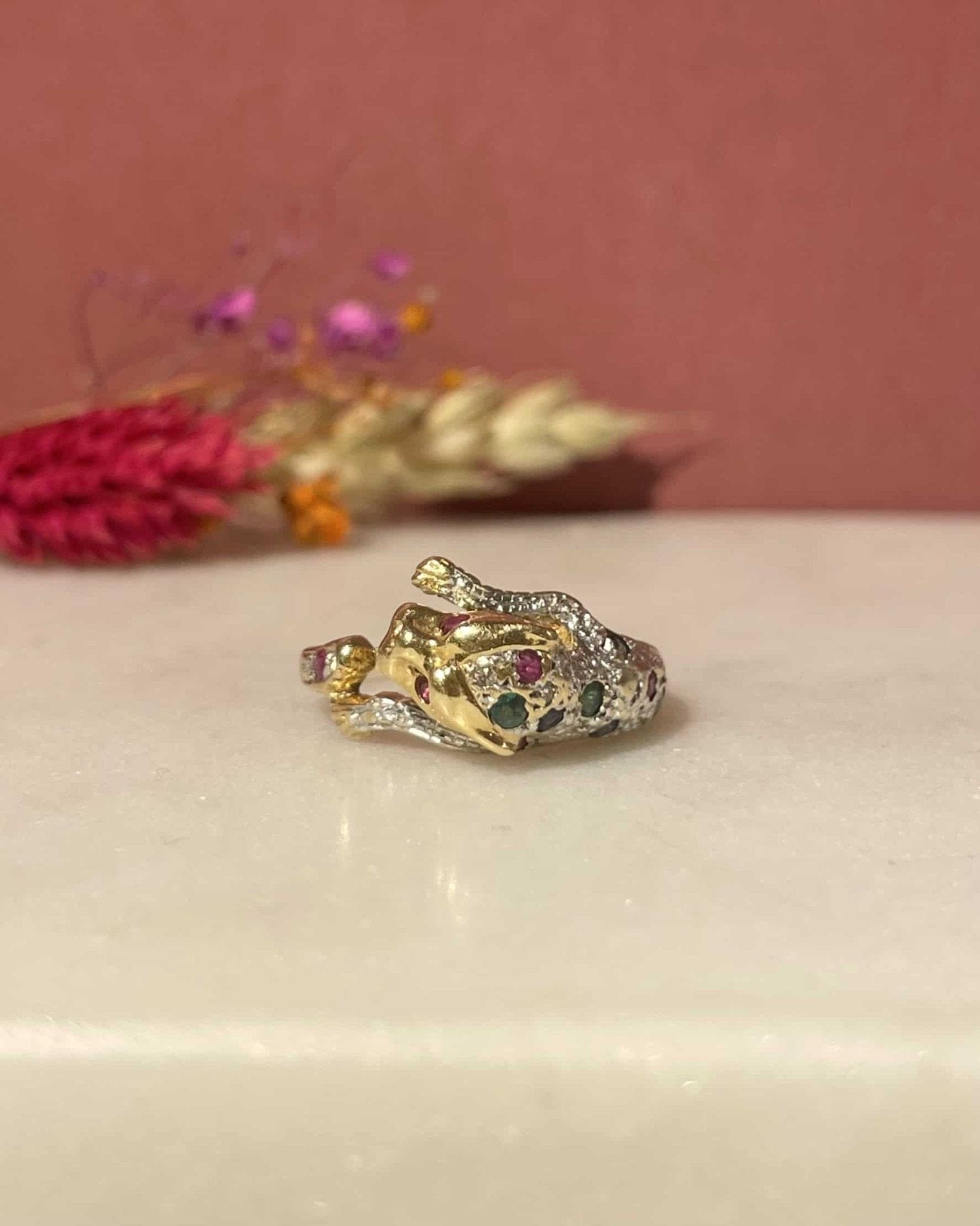 Bague Panthère Rubis, Émeraudes,Saphirs et Diamants "Nerina" - Elliade Paris