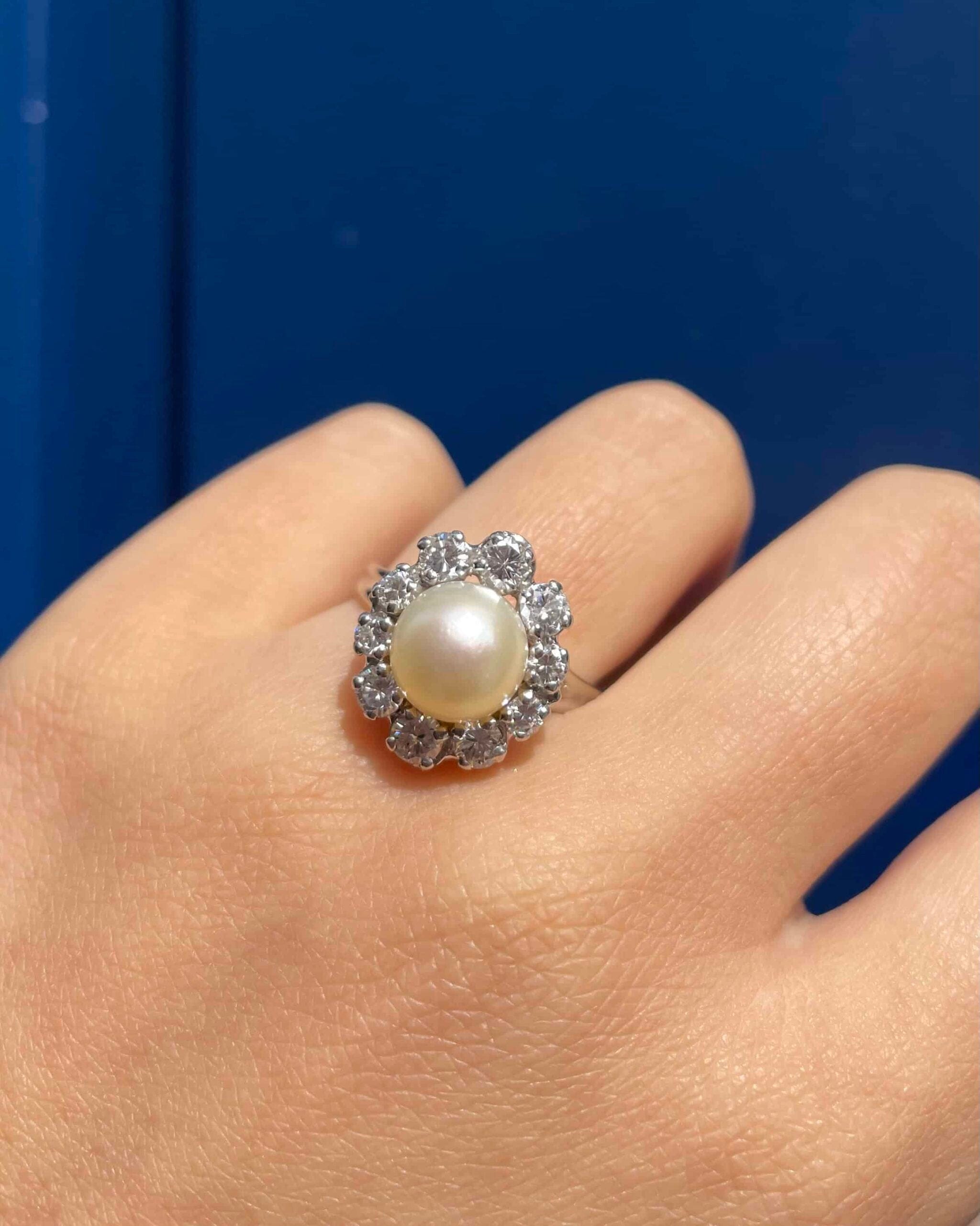 Anillo "Loeva" con margaritas de perla y diamantes de 1 quilate