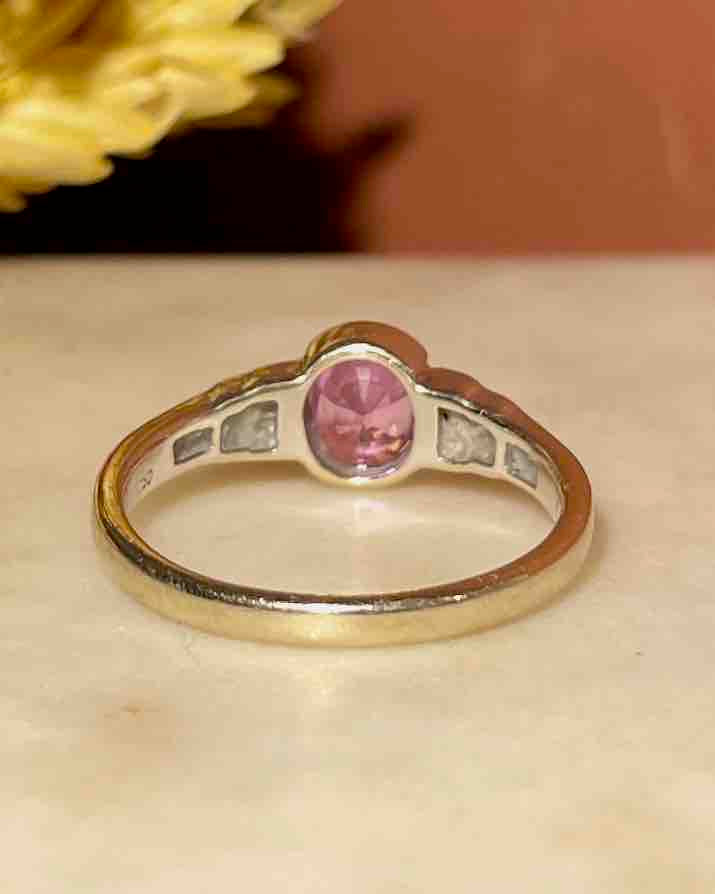 Anillo Solitario "Bérénice" Zafiro Rosa y Diamantes