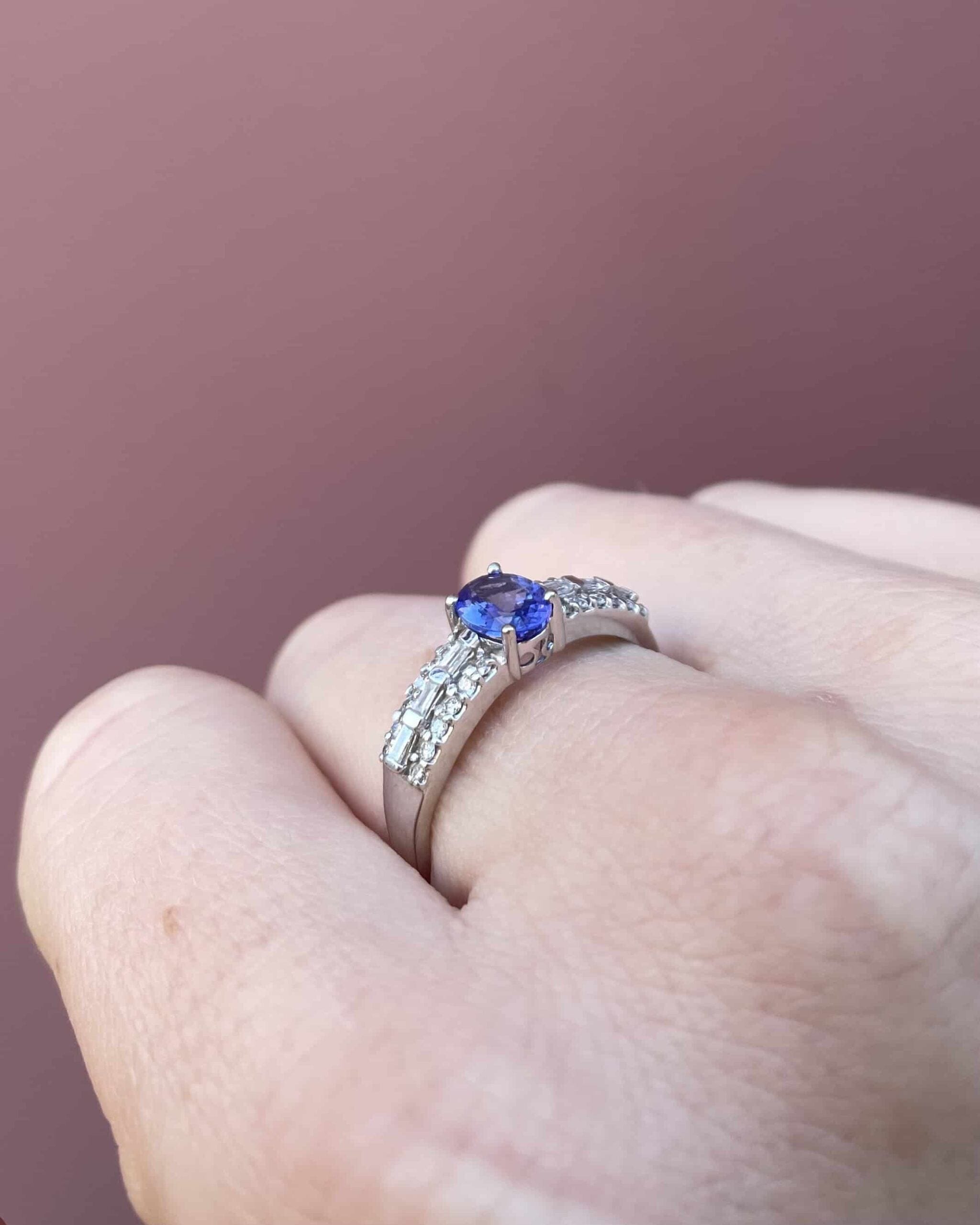 Anillo vintage "Leya" de tanzanita de 1 quilate y 30 diamantes