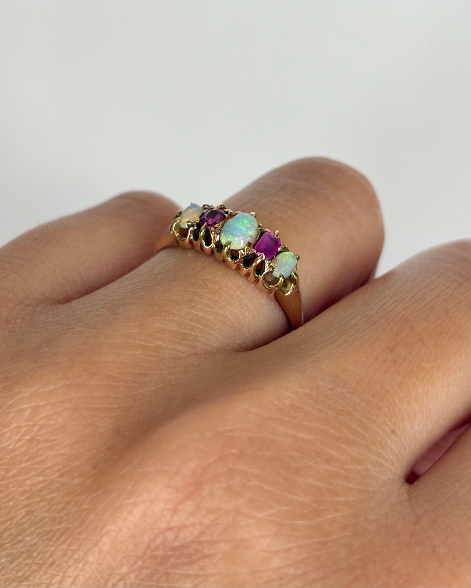 Bague Rivière 3 Opales & 2 Rubis "Sasha" - Elliade Paris