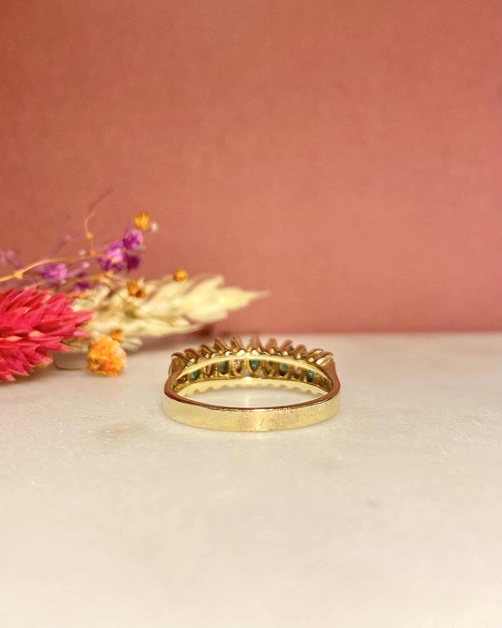 Bague Rivière 5 Emeraudes & 6 Diamants 0.66 carat "Marion" - Elliade Paris
