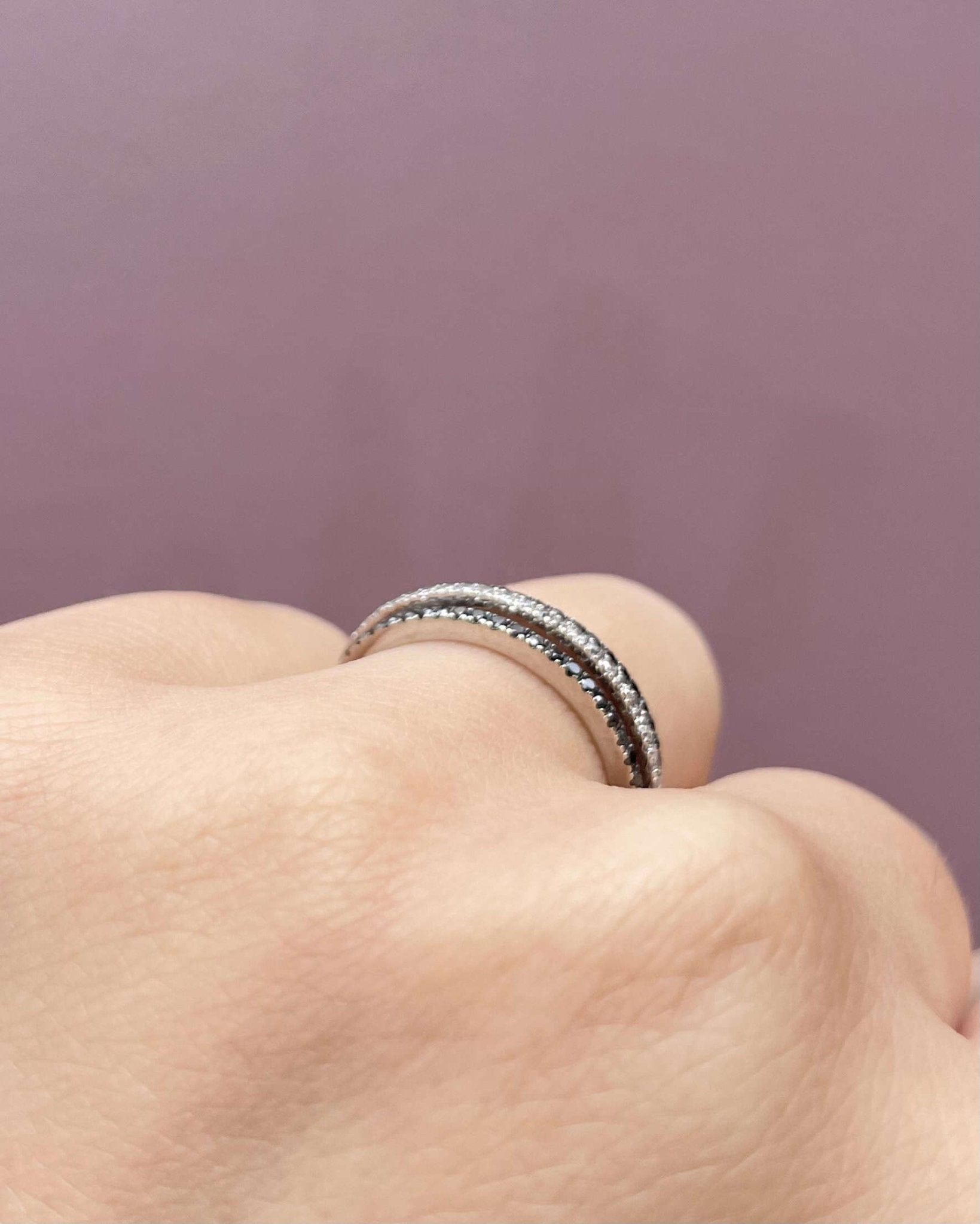 Bague rivière de diamants blancs et noirs “Stéphanie” - Elliade Paris