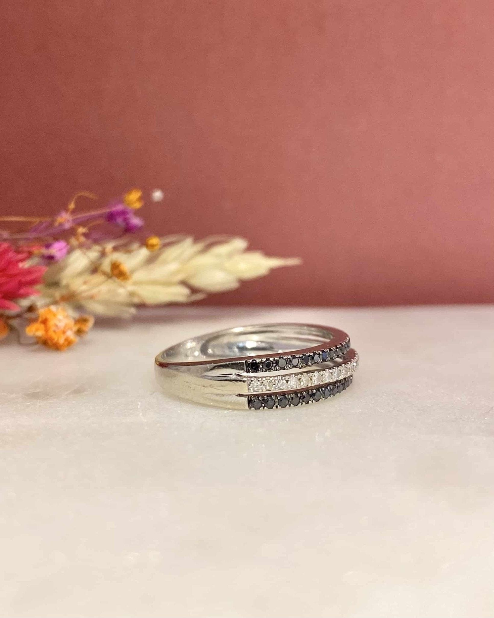 Bague rivière de diamants blancs et noirs “Stéphanie” - Elliade Paris