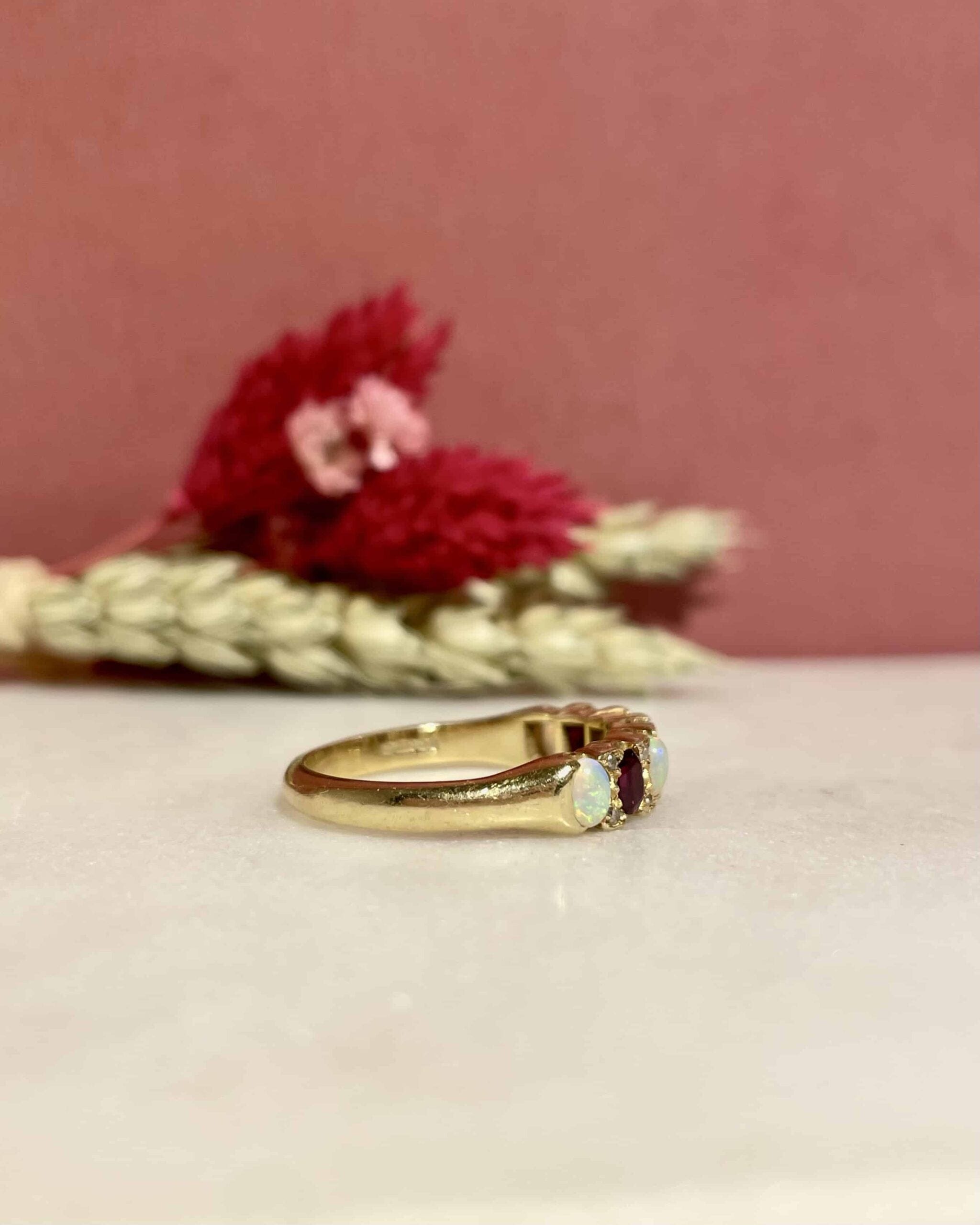 Anillo de río "Gemma" con rubí, ópalo y diamantes