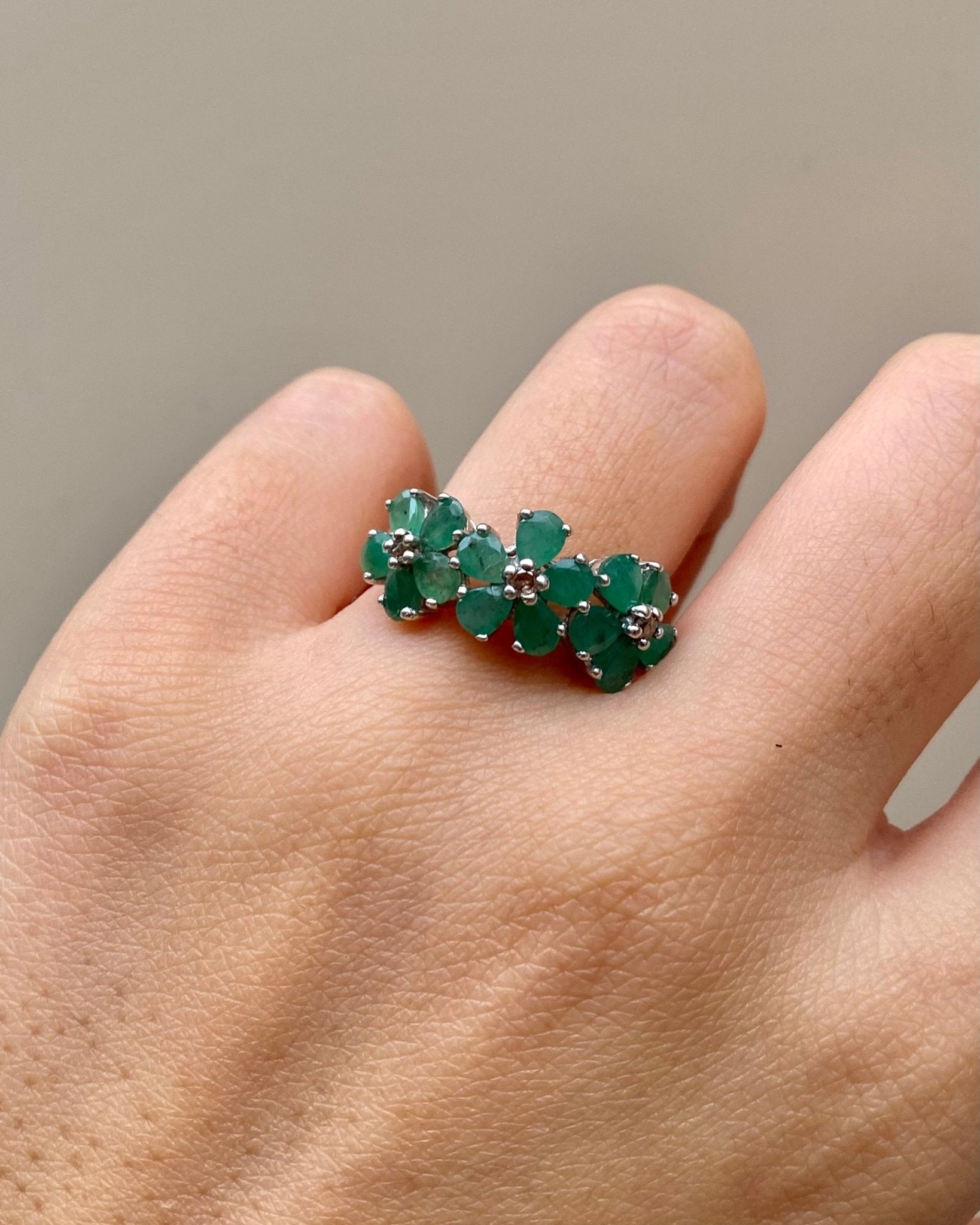 Bague Rivière Émeraudes 2.07 carats & 3 Diamants "Elisa" - Elliade Paris