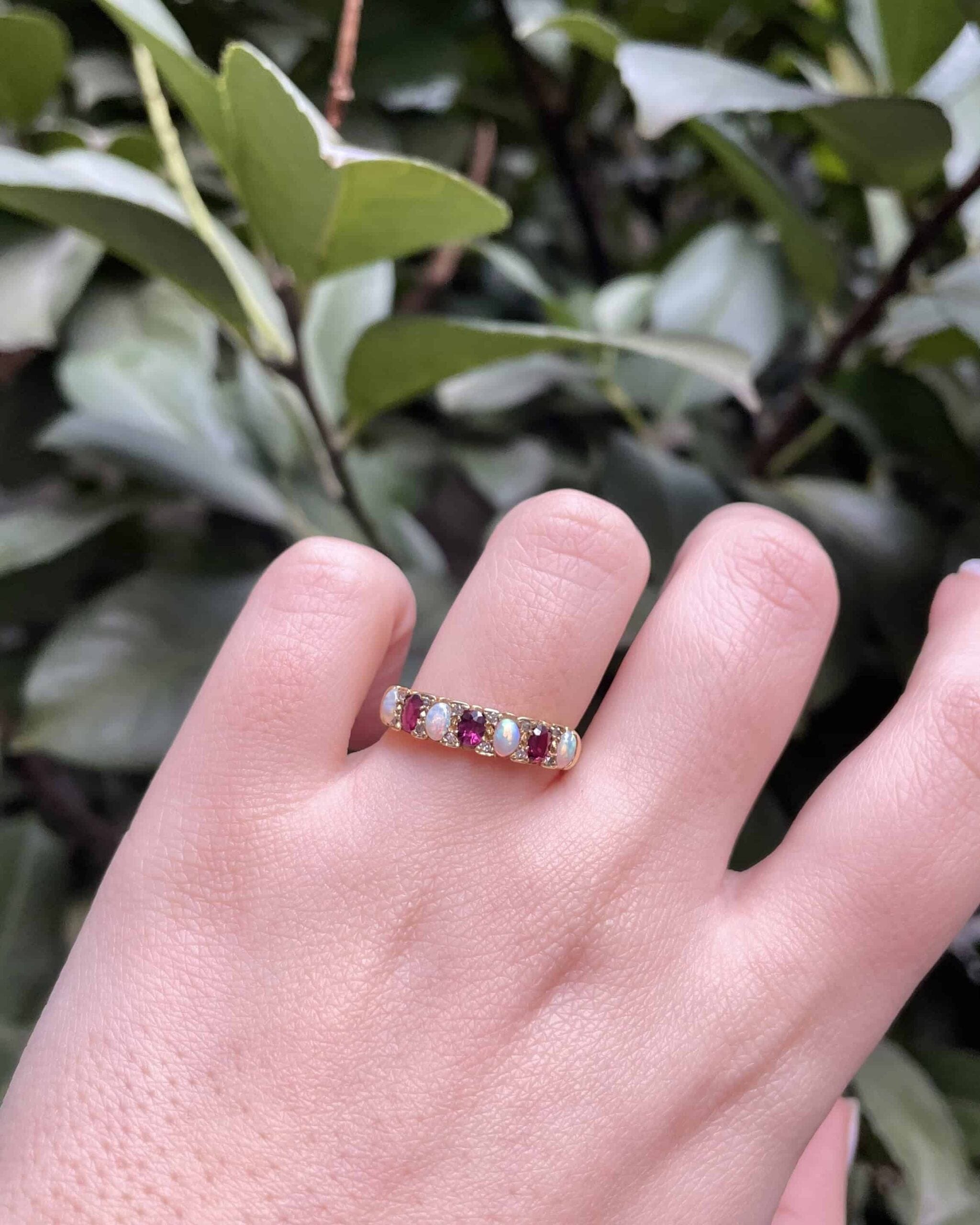 Anillo de río "Gemma" con rubí, ópalo y diamantes