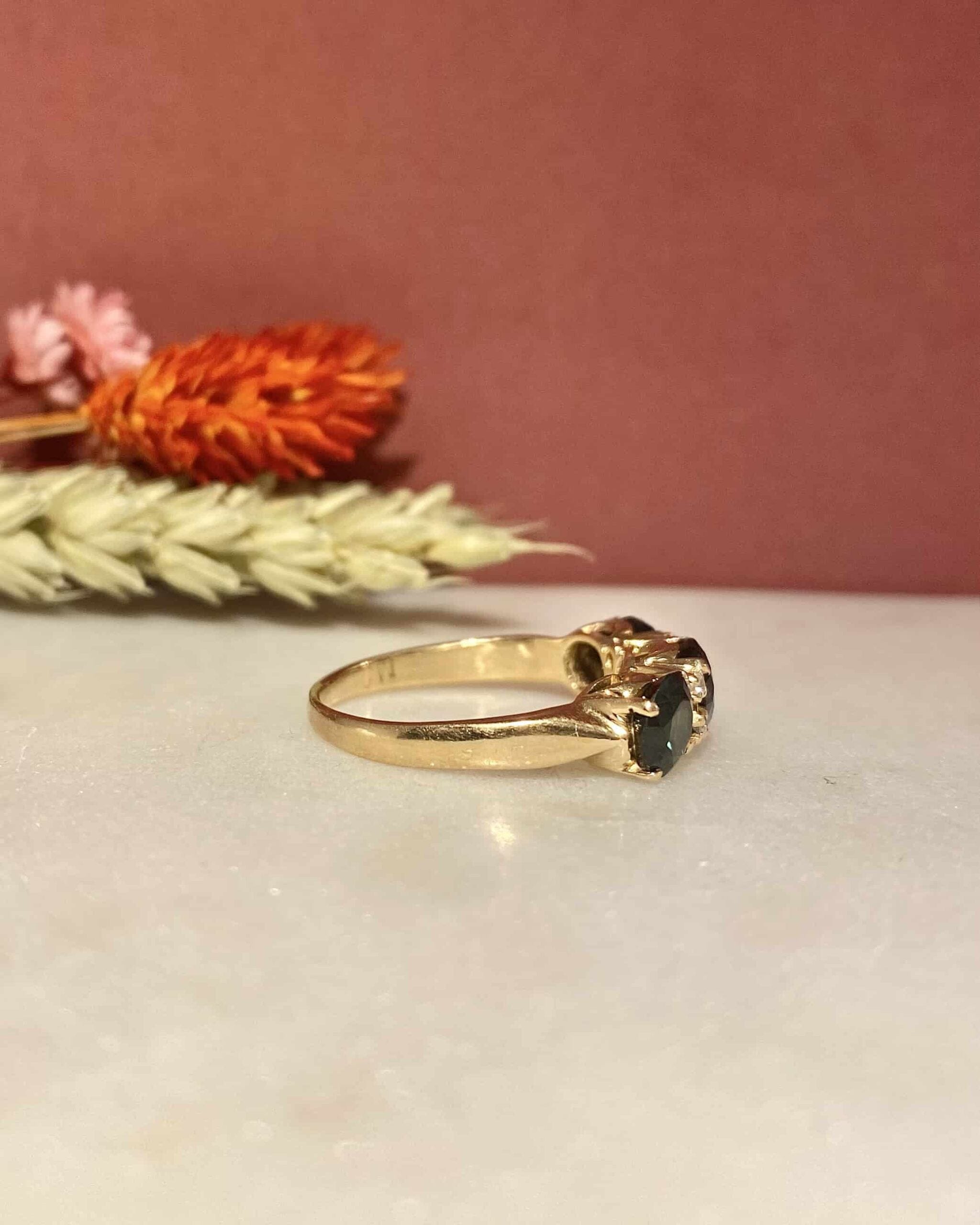 Anillo "Rita" de 3,30 quilates con zafiro verde y diamantes