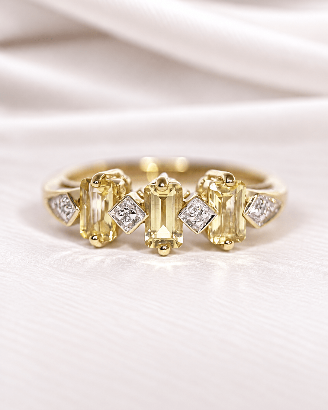 Bague Rivière Scapolites Jaunes de Madagascar 0.65 carat & Diamants "Lisette" - Elliade Paris