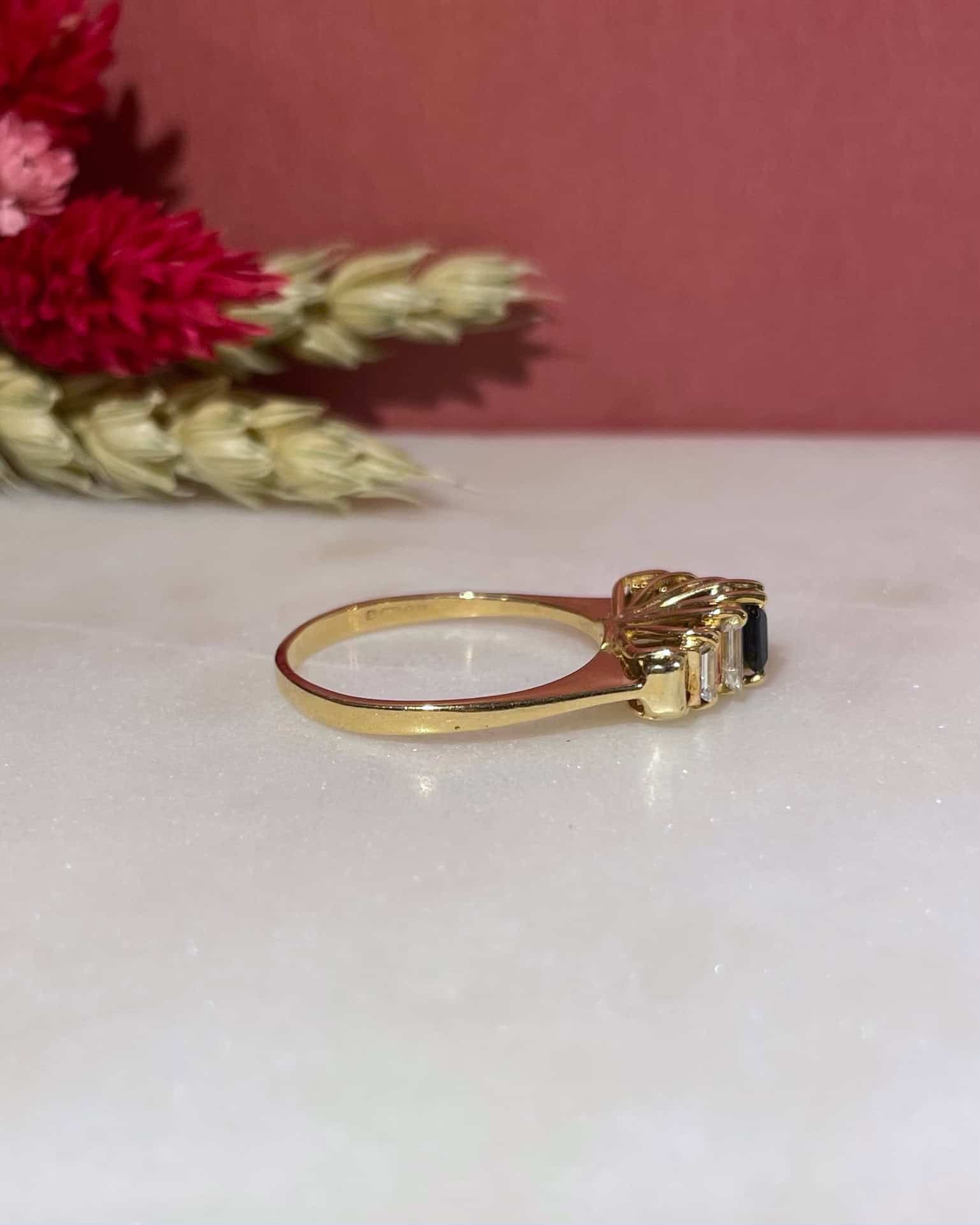 Anillo de río "Louisia" con zafiro y diamantes de 0,42 quilates