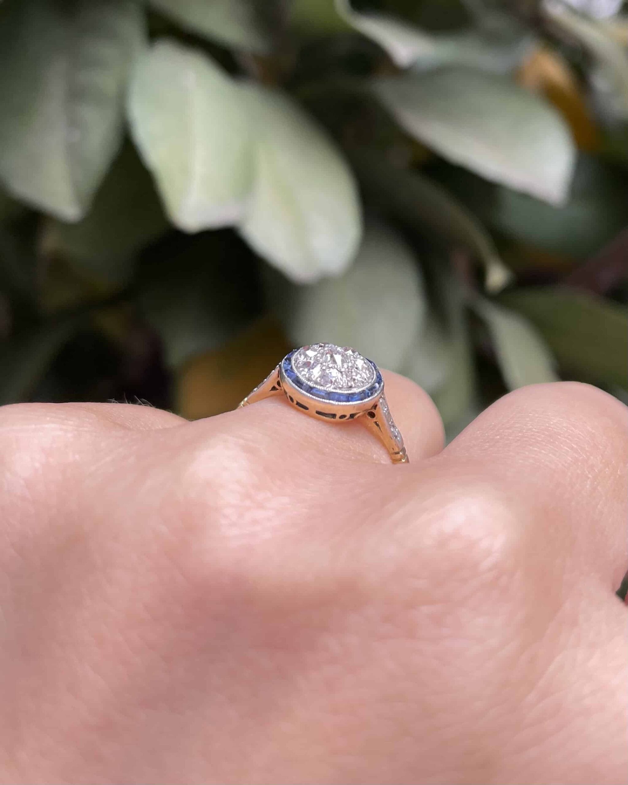 Anillo Art Déco de zafiro y diamantes "Safia"