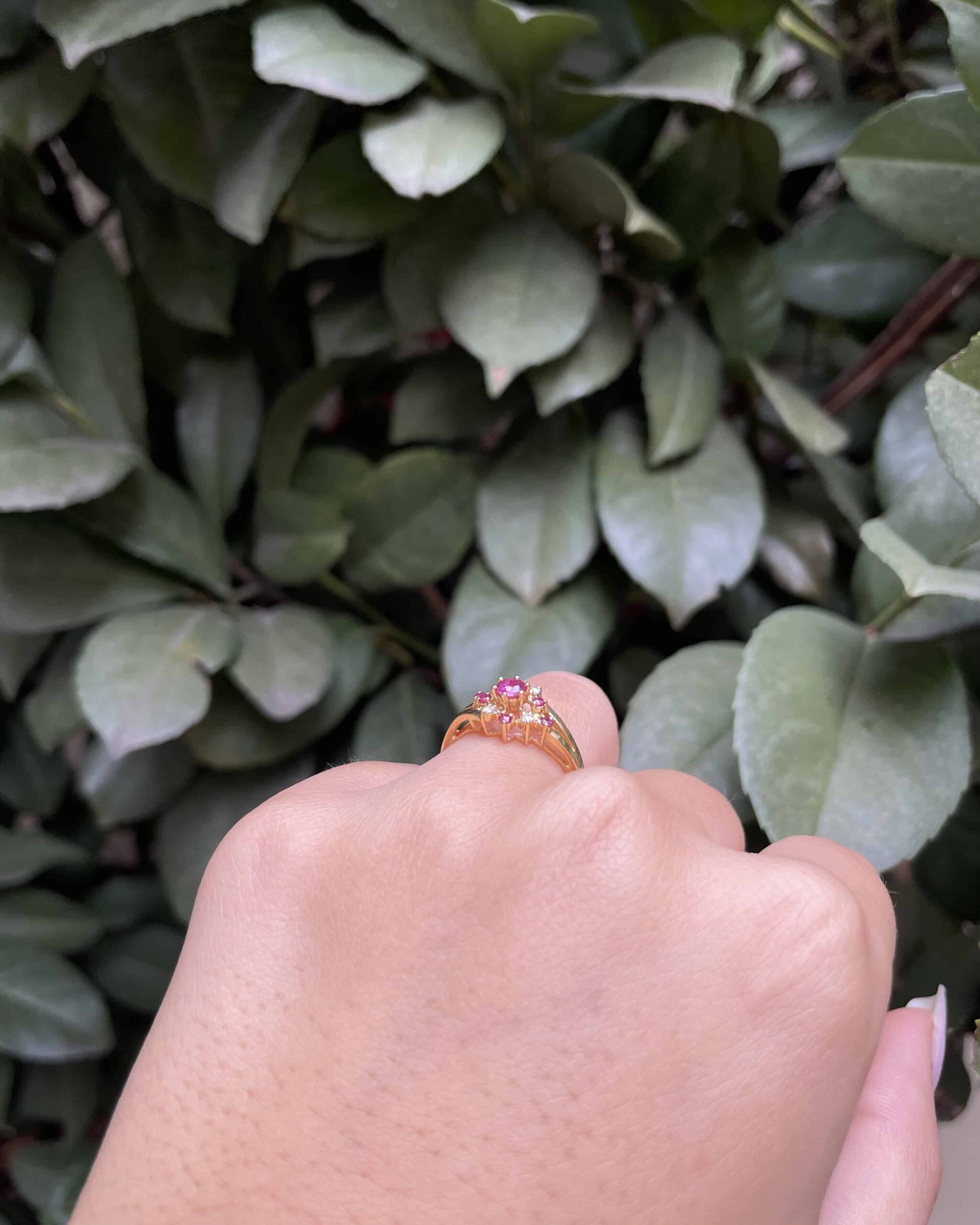 Anillo de margaritas con rubí y diamantes "Anaelle"