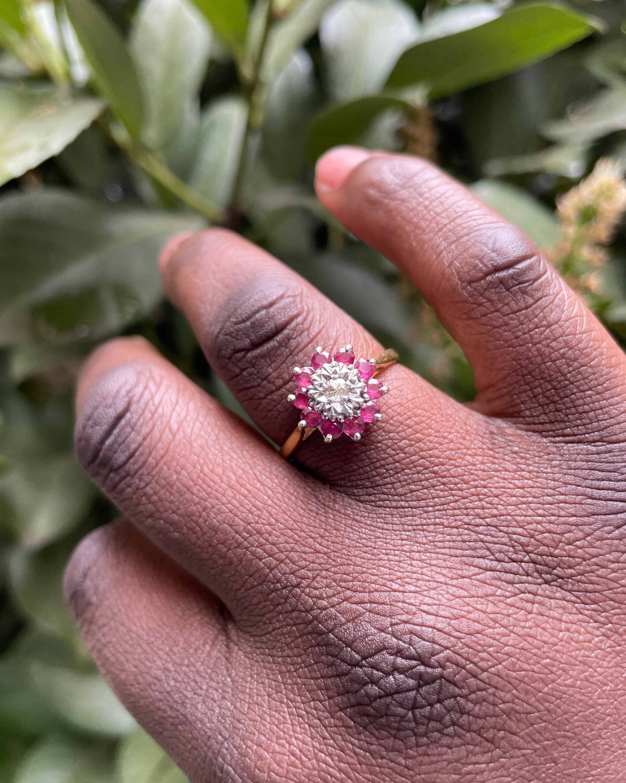 Anillo de margaritas con rubí y diamantes "Ozalée"