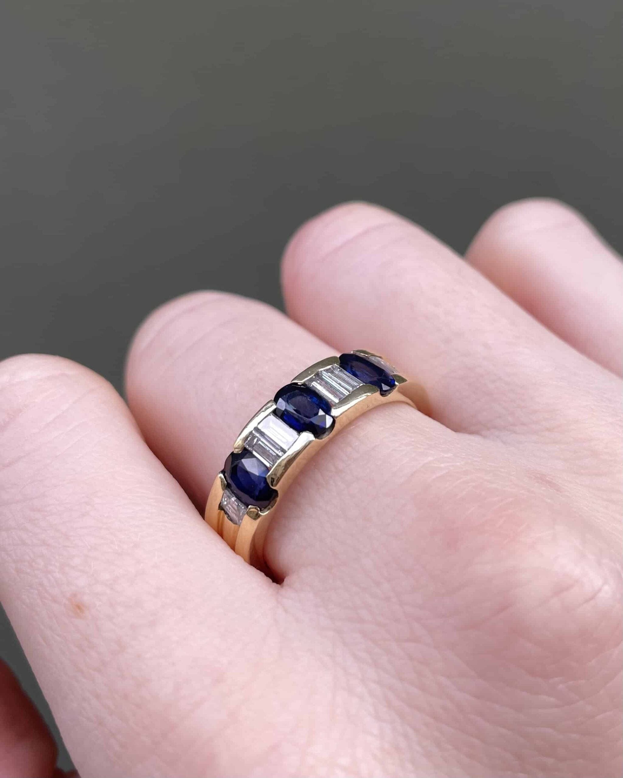 Bague Jonc Saphirs 1.80 carat, Diamants & Or 10.31 g "Bertille"