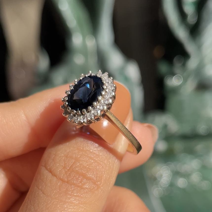 Anillo "Kendy" con margaritas de zafiro y diamantes de 2,10 quilates
