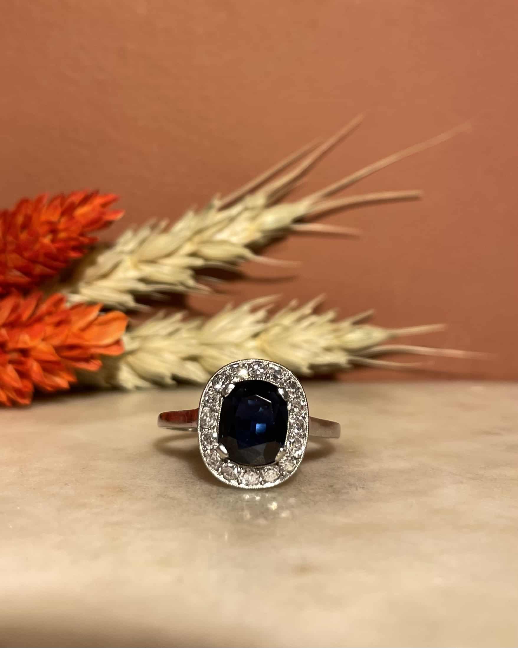 Bague Art-déco Marguerite Saphir 1.50 carat & Diamants "Victoria"