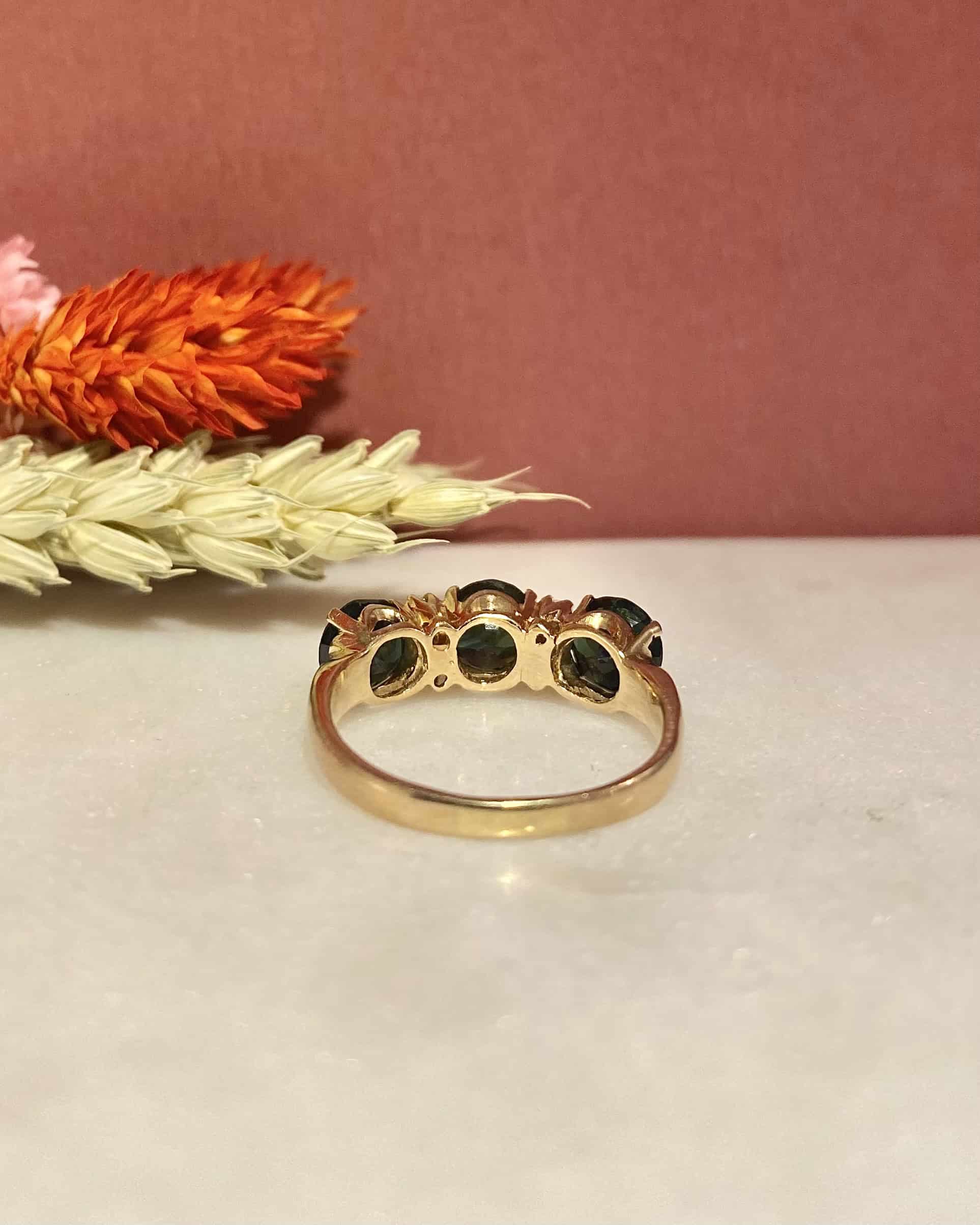 Anillo "Rita" de 3,30 quilates con zafiro verde y diamantes