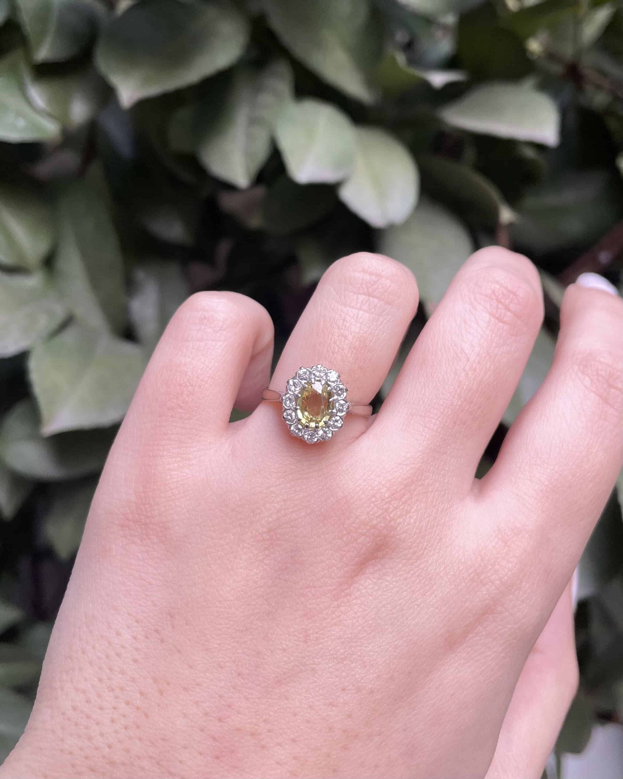 Bague Marguerite Saphir Jaune 0.70 carat & 12 Diamants "Yuri"