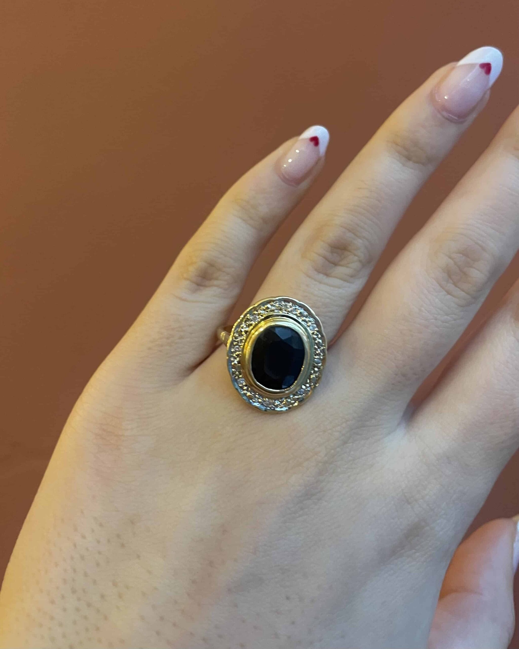 Anillo estilo Art Déco con margaritas, zafiro de 4,10 quilates y diamantes "Louisia"