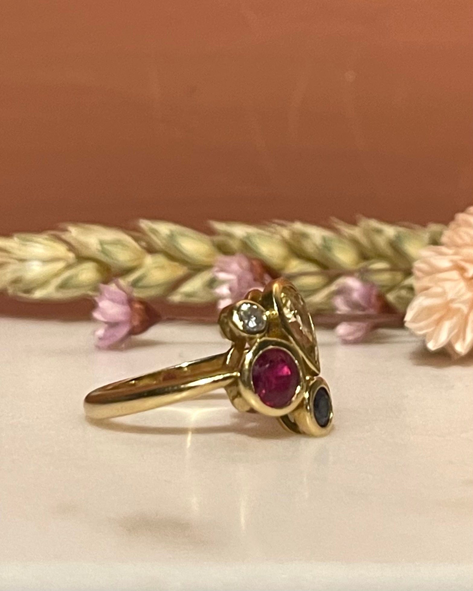 Bague Saphirs Bleu et Jaune, Rubis & Diamant "Miro" - Elliade Paris