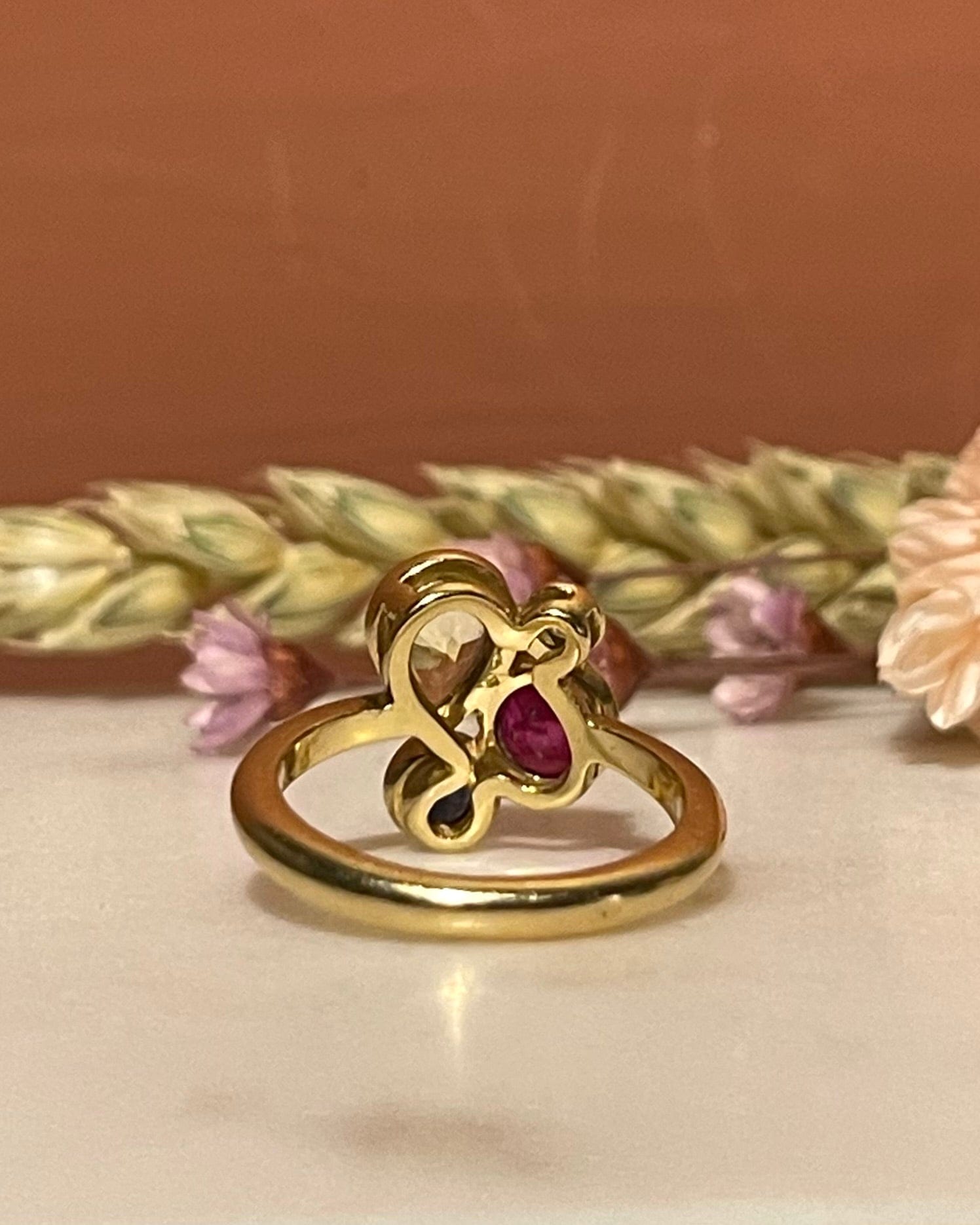 Bague Saphirs Bleu et Jaune, Rubis & Diamant "Miro" - Elliade Paris