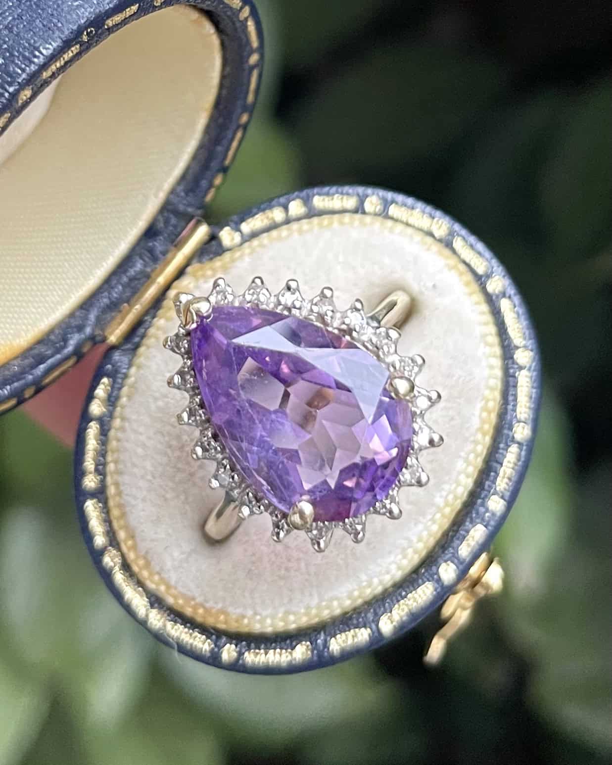 Anillo de margaritas con amatista y diamantes color marfil de 4,50 quilates