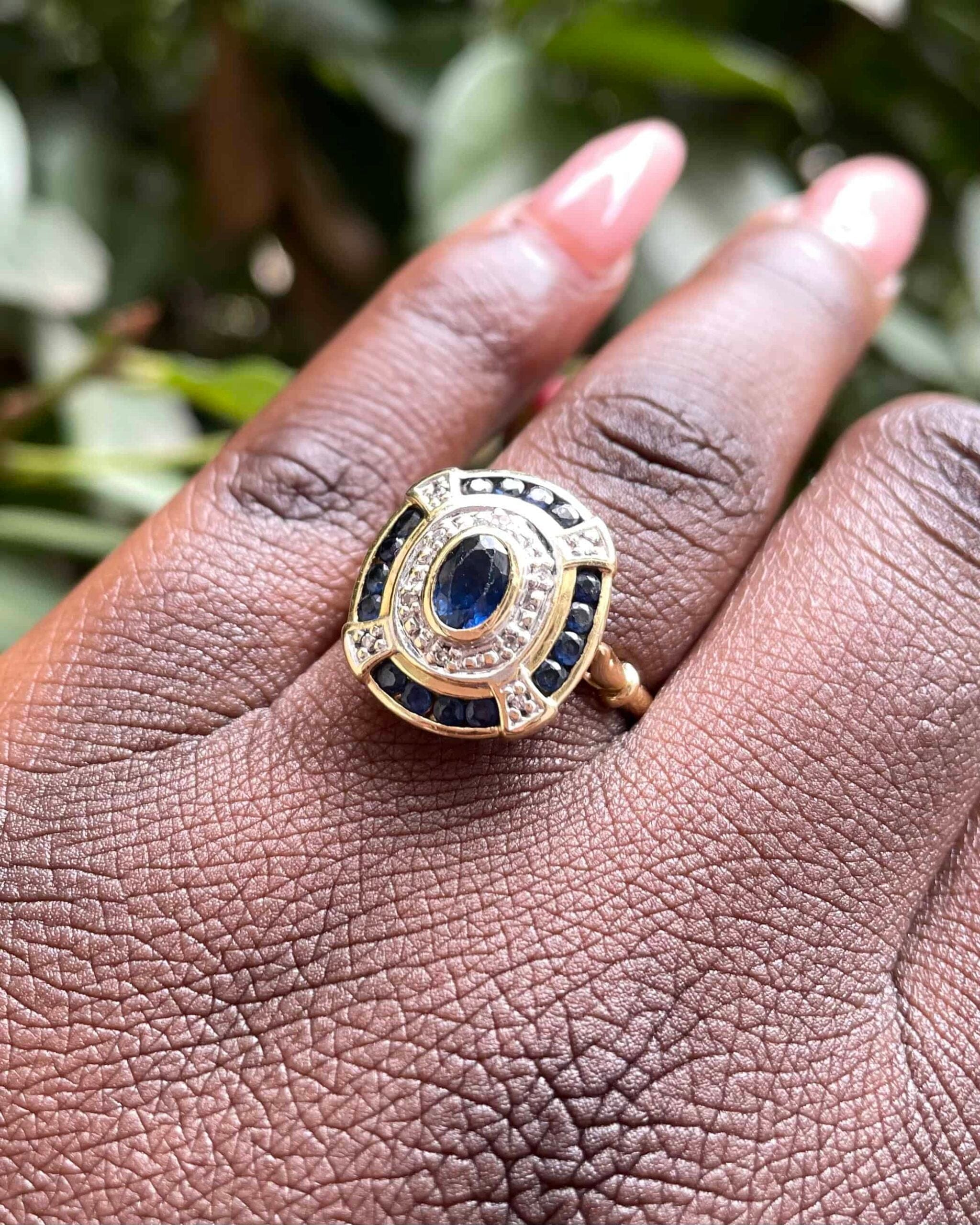 Anillo estilo Art Déco con 17 zafiros y 10 diamantes "Haven"