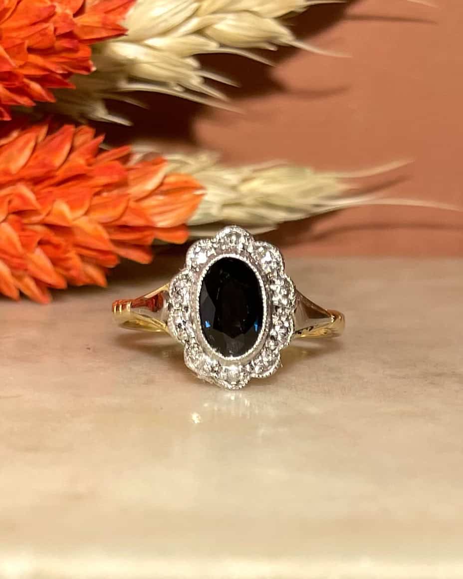 Anillo de zafiro margarita de 0,80 quilates y 10 diamantes "Marnie"