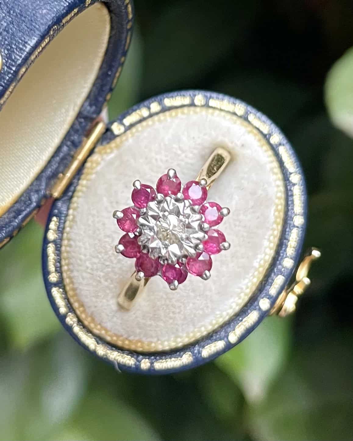 Anillo de margaritas con rubí y diamantes "Ozalée"