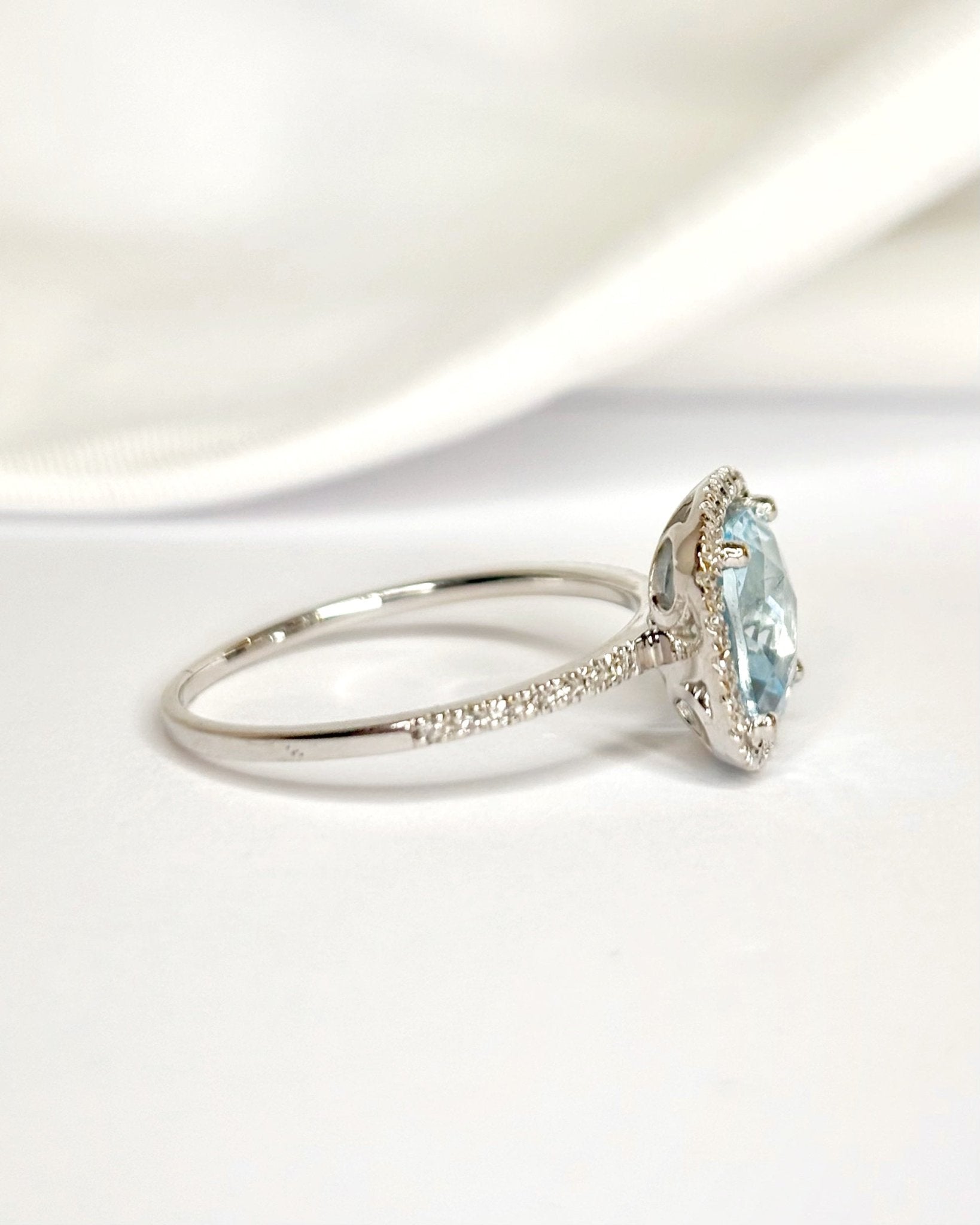 Bague Solitaire Aigue - Marine 1.68 carat & Diamants "Martha" - Elliade Paris