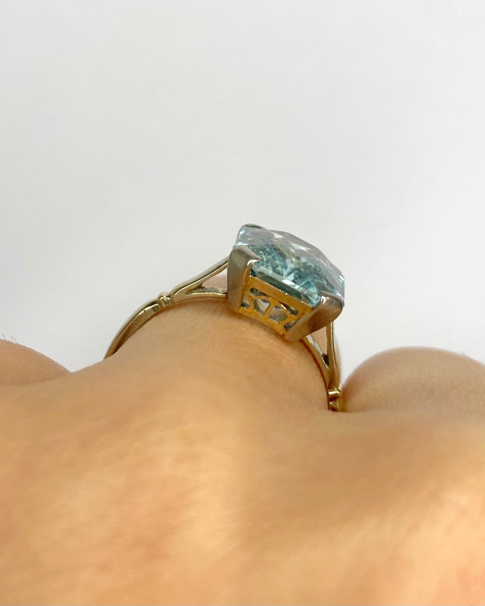Bague Solitaire Aigue - Marine 4.35 carats "Ilda" - Elliade Paris