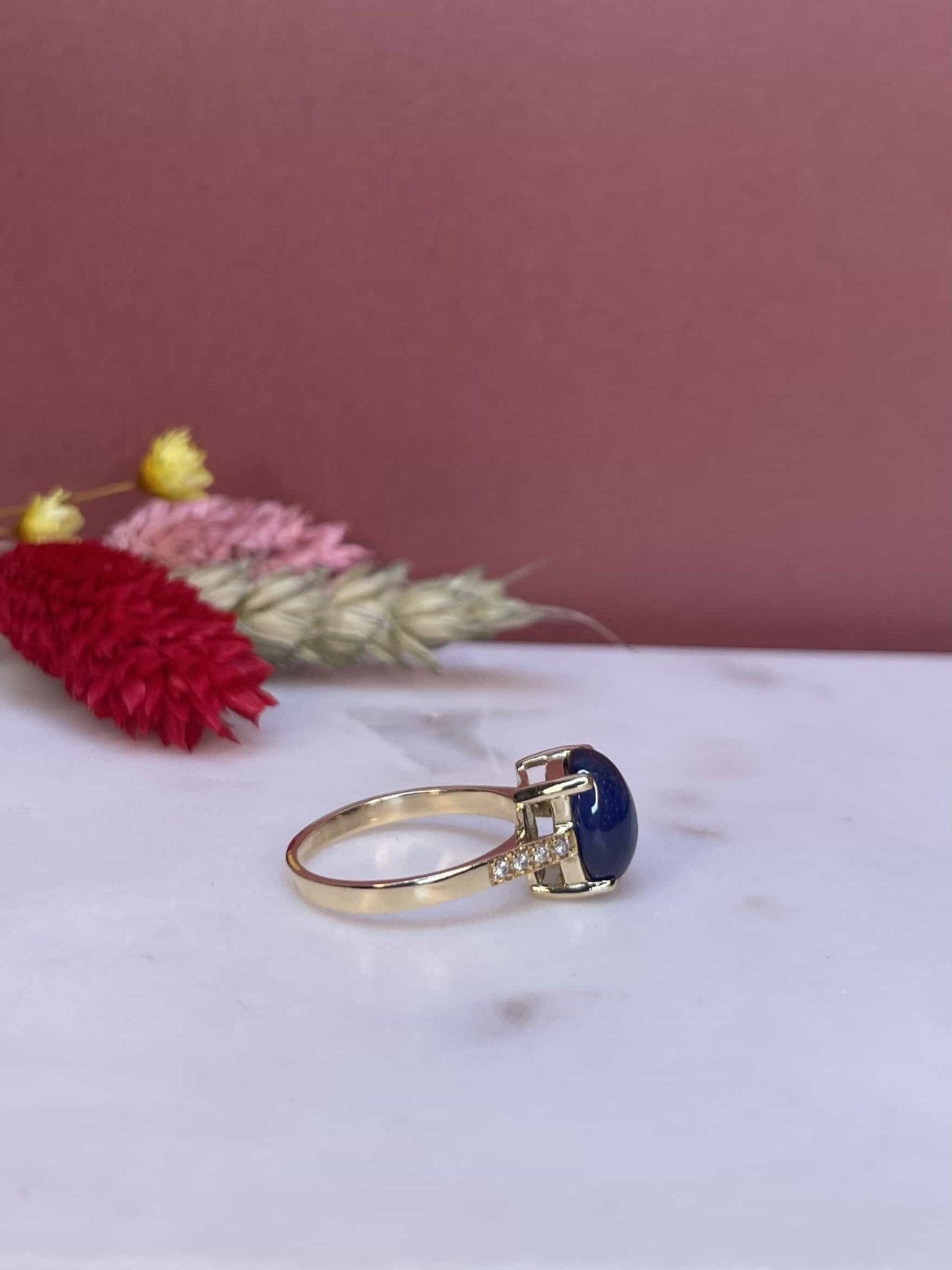 Bague solitaire cabochon saphir 5.50 carats & diamants "Alma" - Elliade Paris