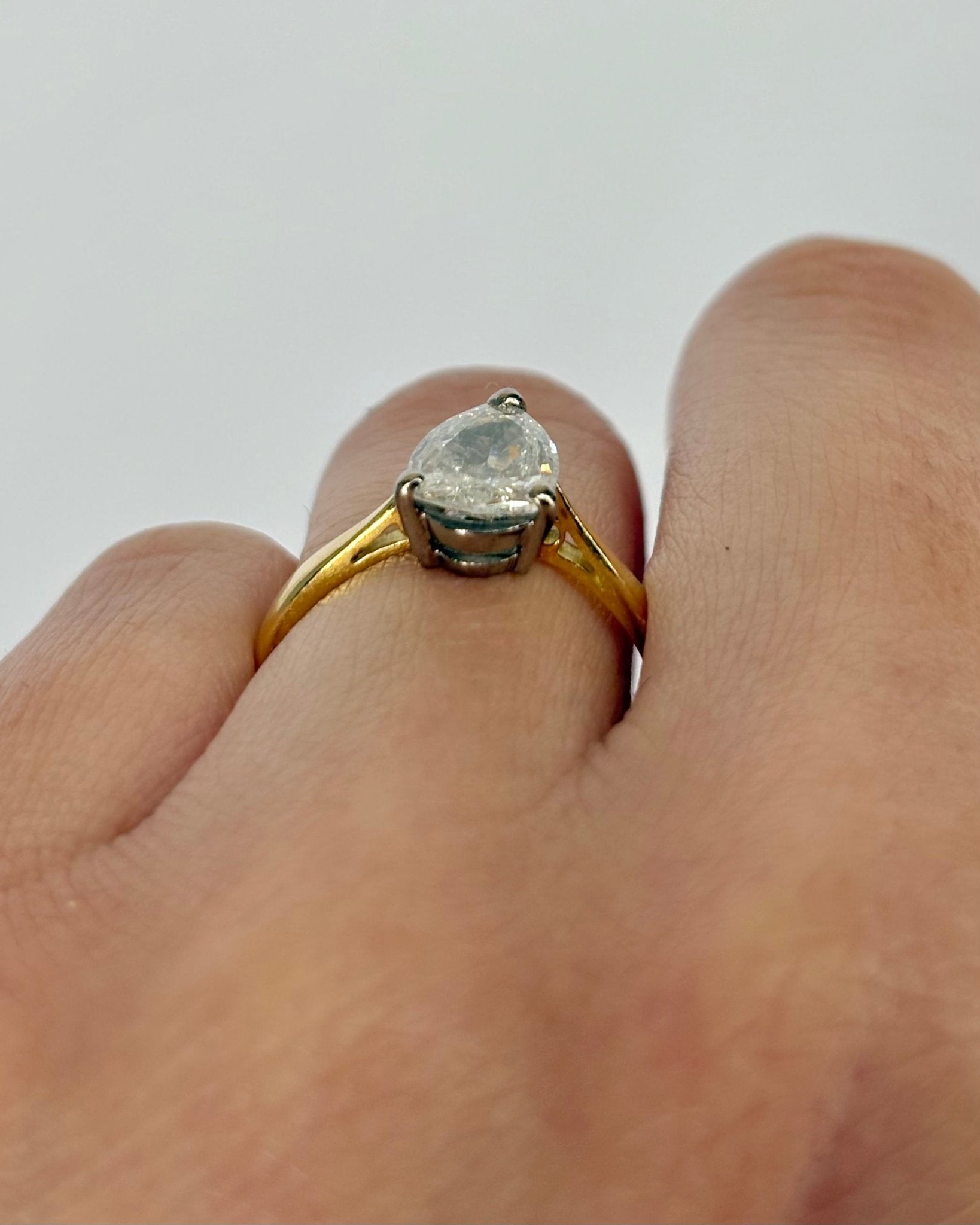 Bague Solitaire Diamant 1 carat Taille Poire "Dina" - Elliade Paris