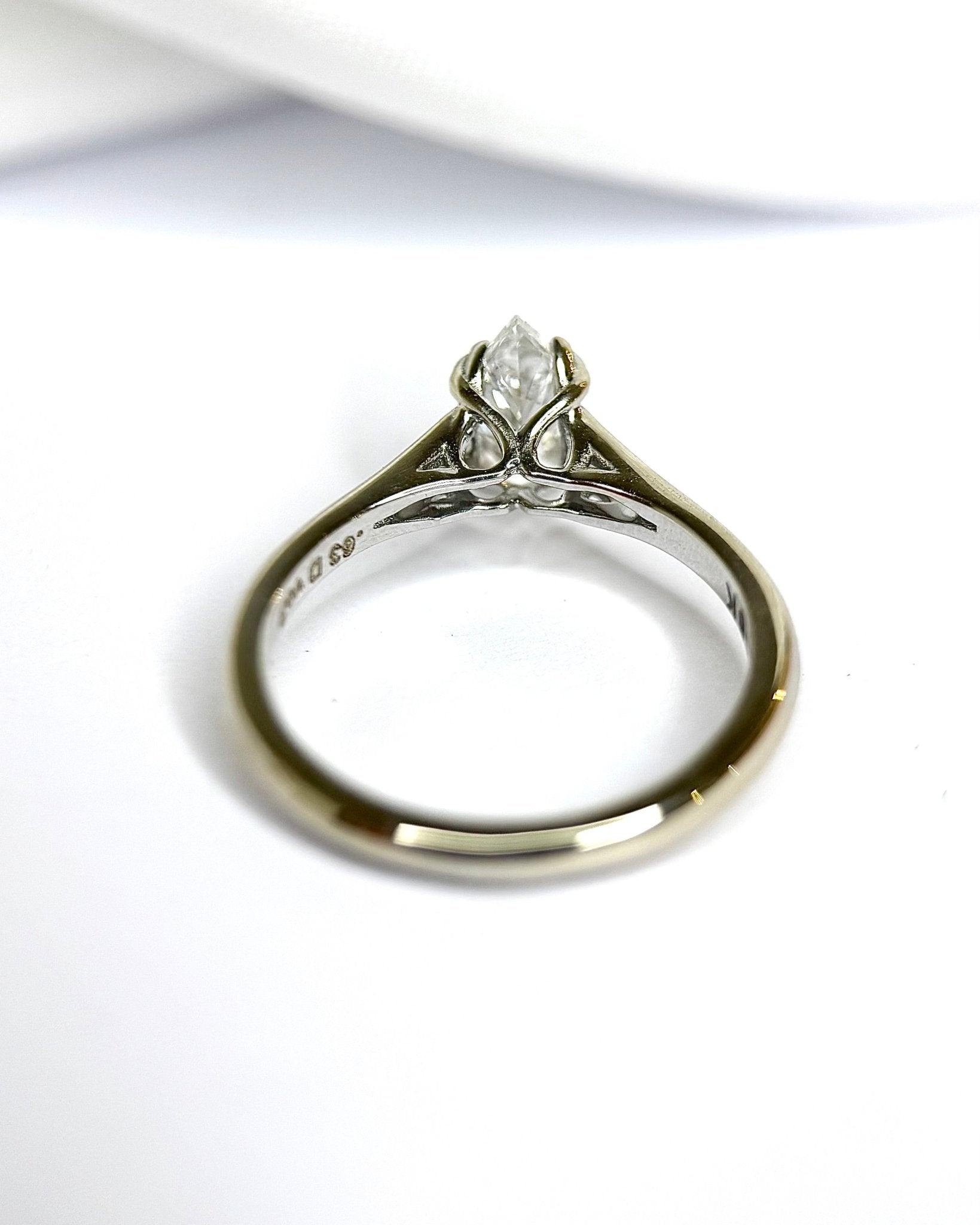Bague Solitaire Diamant Marquise 0.63 carat "Calixta" - Elliade Paris