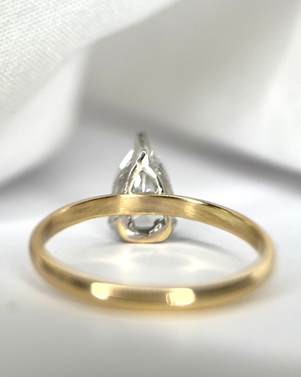 Bague Solitaire Diamant Taille Poire 0.92 carat F/VS2 "Alexandra" - Elliade Paris
