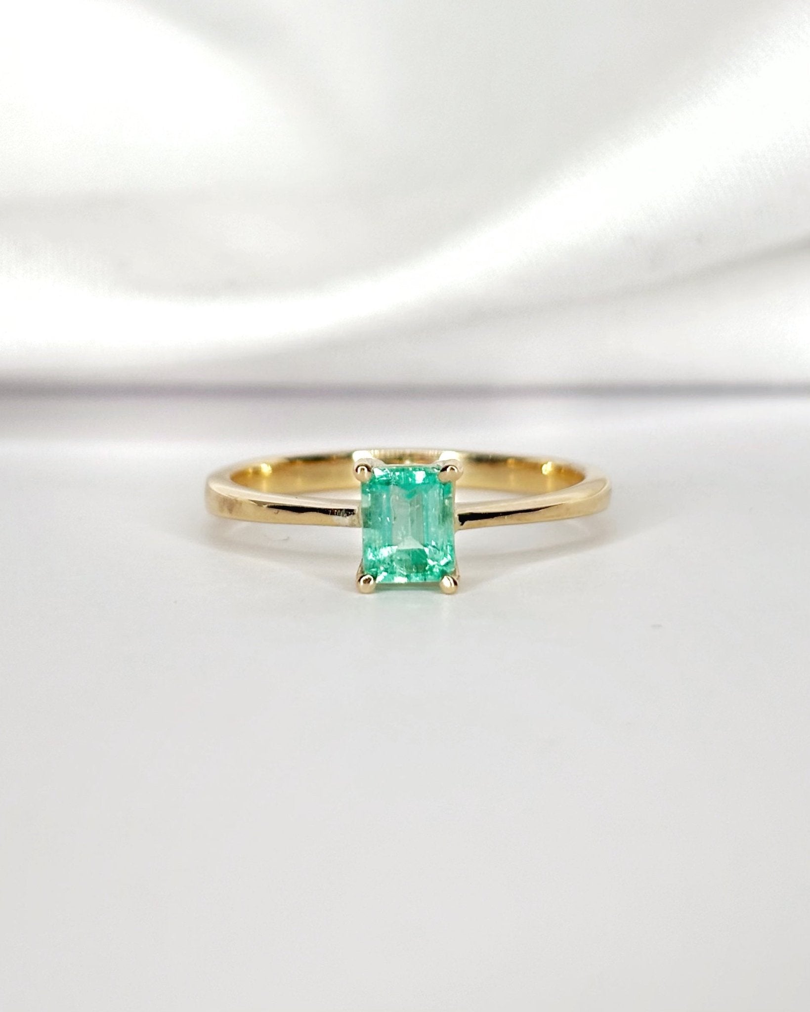 Bague Solitaire Émeraude 0.60 carat "Simone" - Elliade Paris