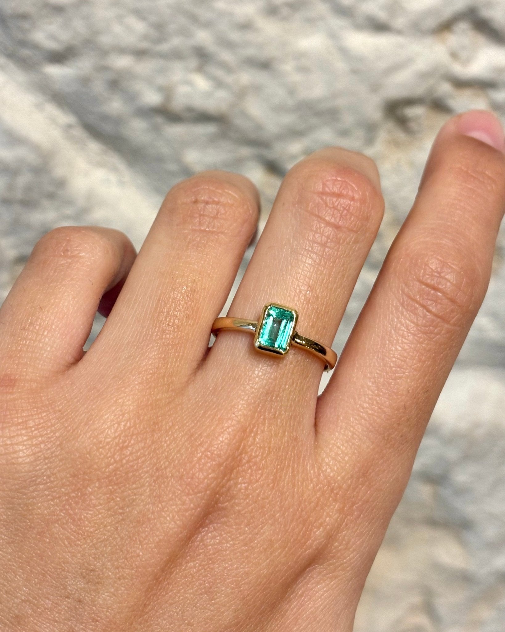 Bague Solitaire Émeraude 0.74 carat "Donna" - Elliade Paris