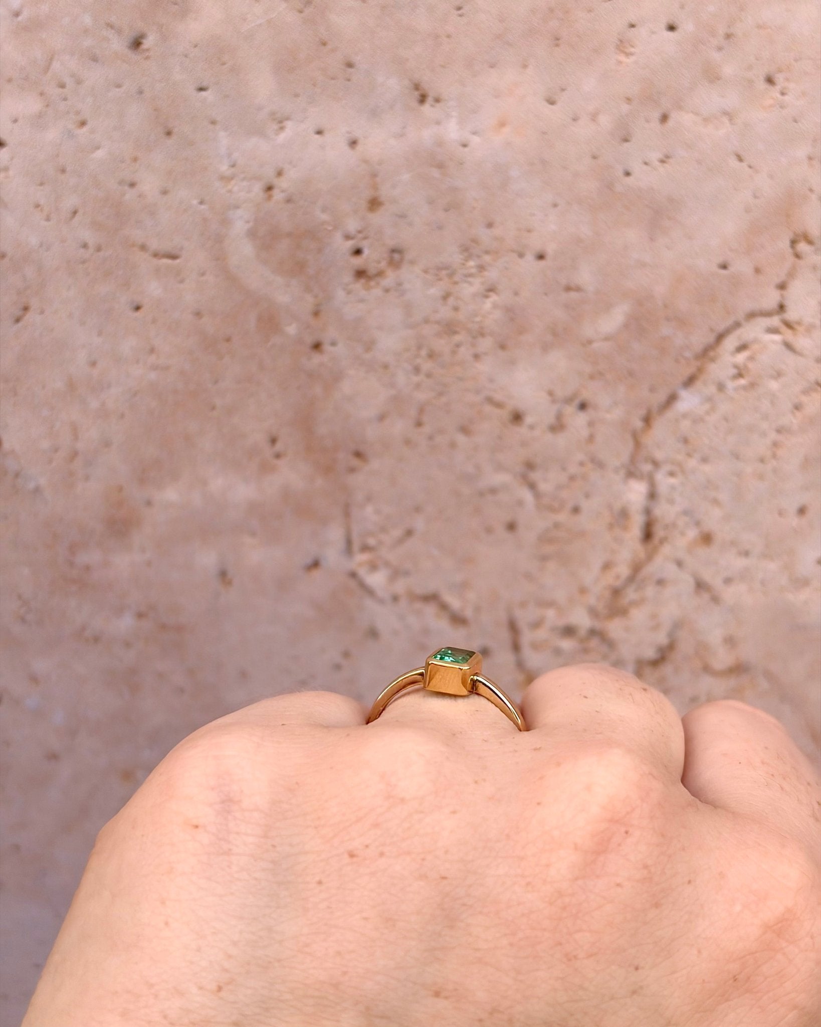 Bague Solitaire Émeraude 0.74 carat "Donna" - Elliade Paris