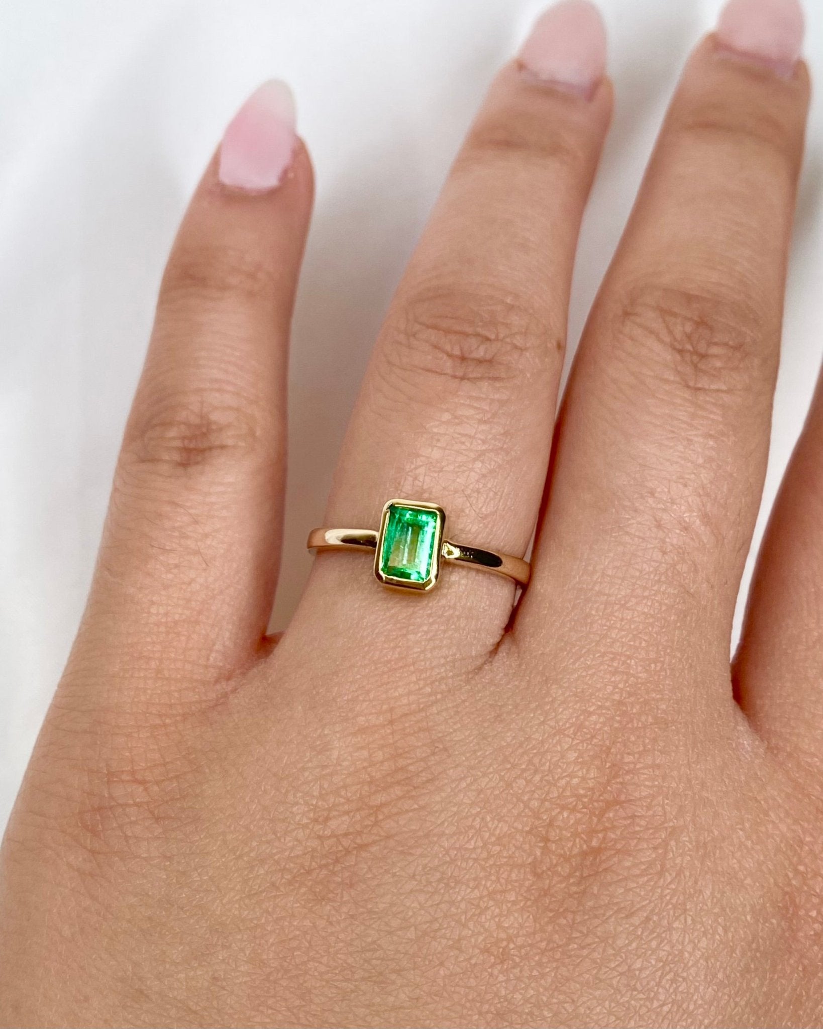 Bague Solitaire Émeraude 0.74 carat "Donna" - Elliade Paris