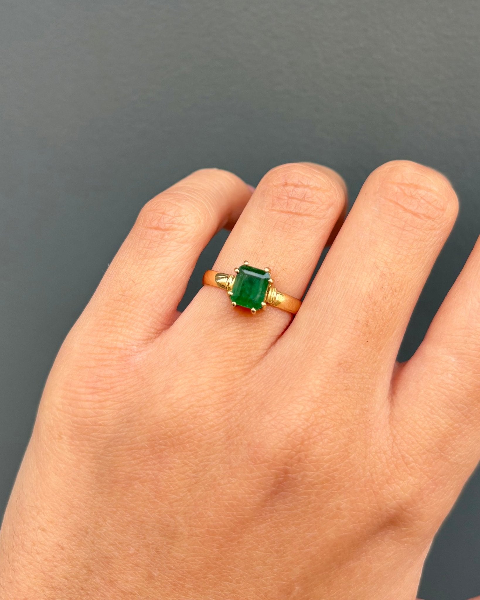 Bague Solitaire Émeraude 0.95 carat "Maïwenn" - Elliade Paris