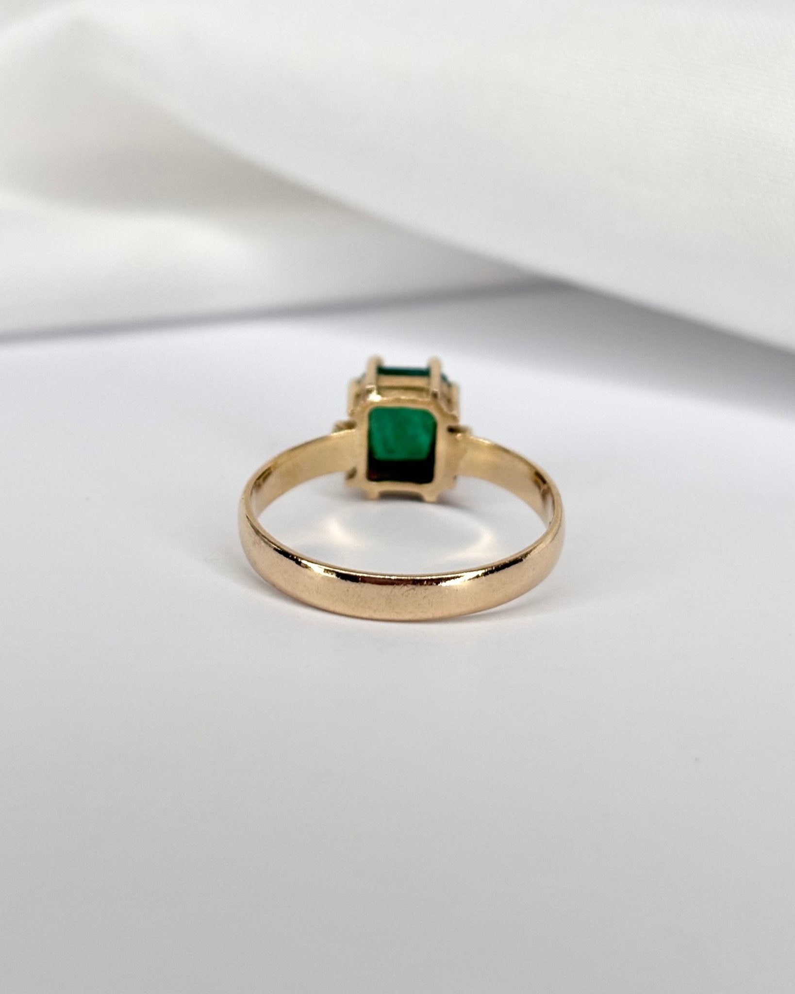 Bague Solitaire Émeraude 0.95 carat "Maïwenn" - Elliade Paris