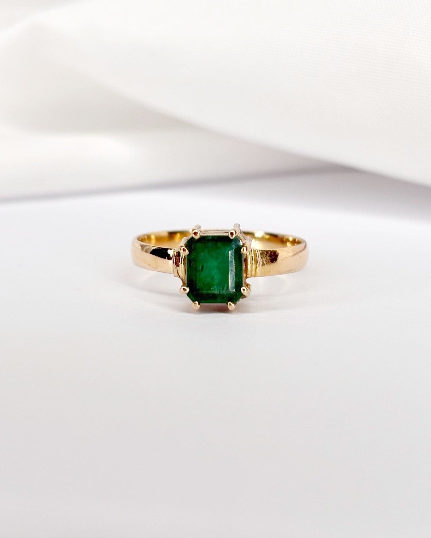 Bague Solitaire Émeraude 0.95 carat "Maïwenn" - Elliade Paris