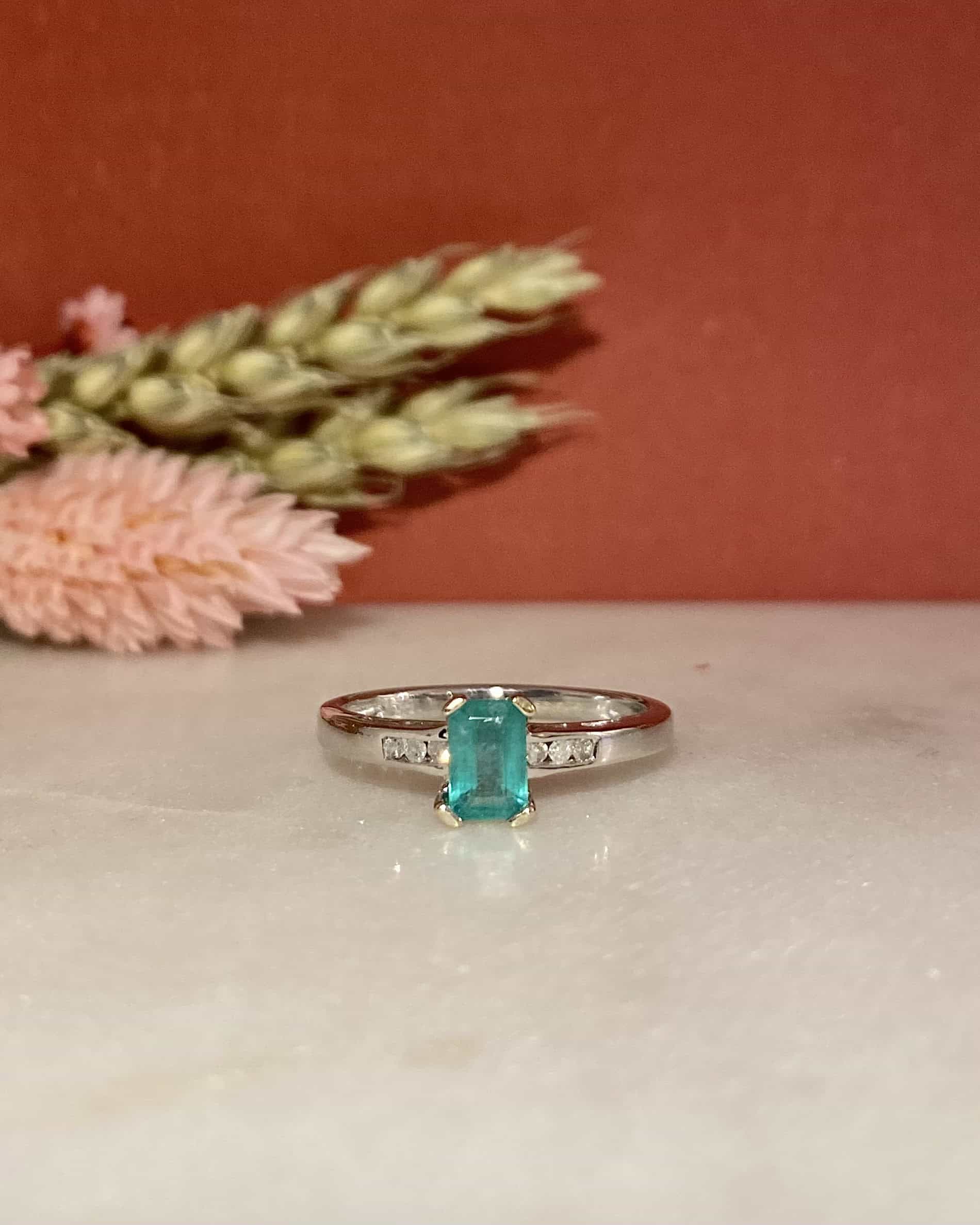 Anillo vintage "Alexia" con esmeralda de 0,50 quilates y diamantes