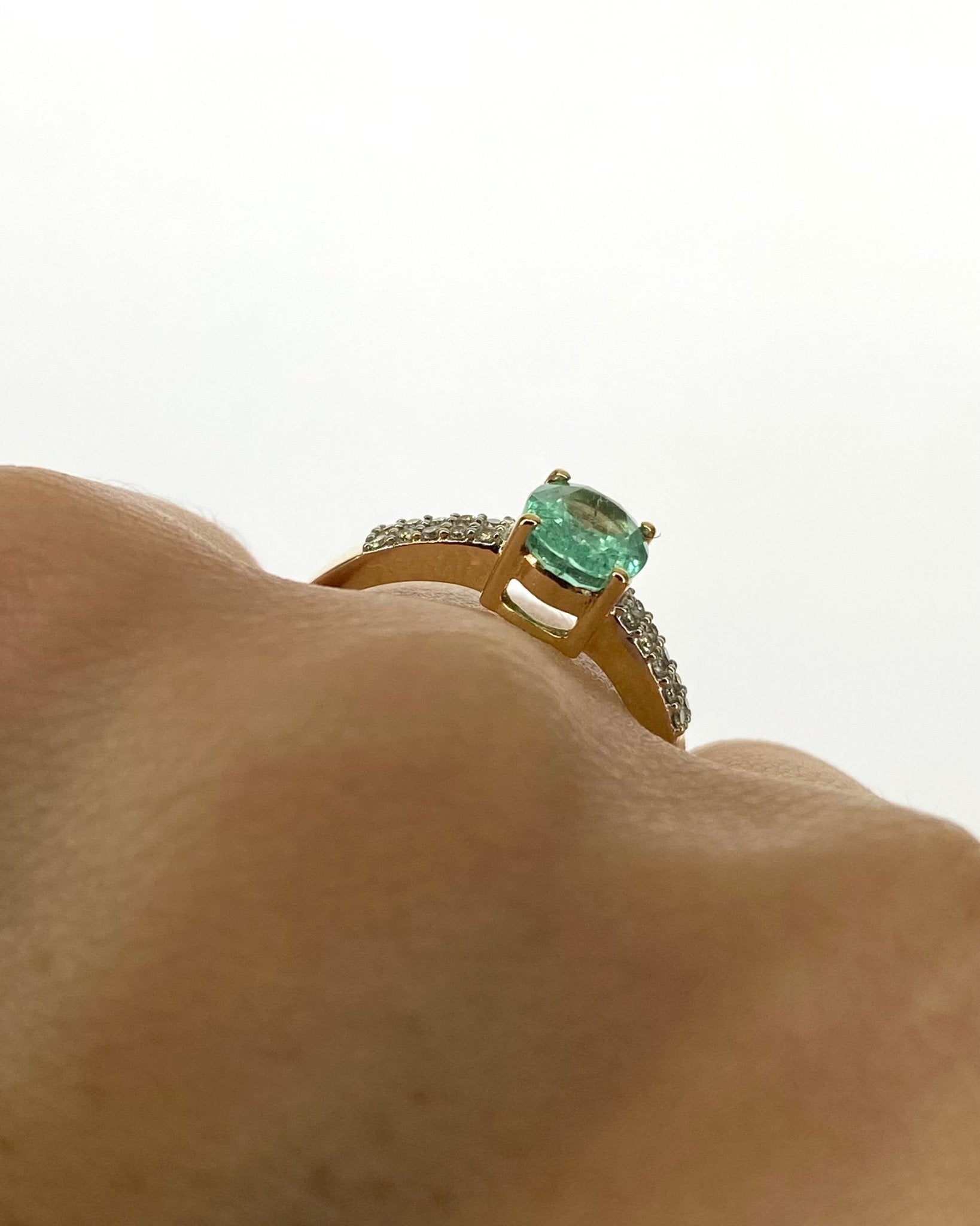 Bague Solitaire Émeraude 1.30 carat & Diamants "Anaëlle" - Elliade Paris