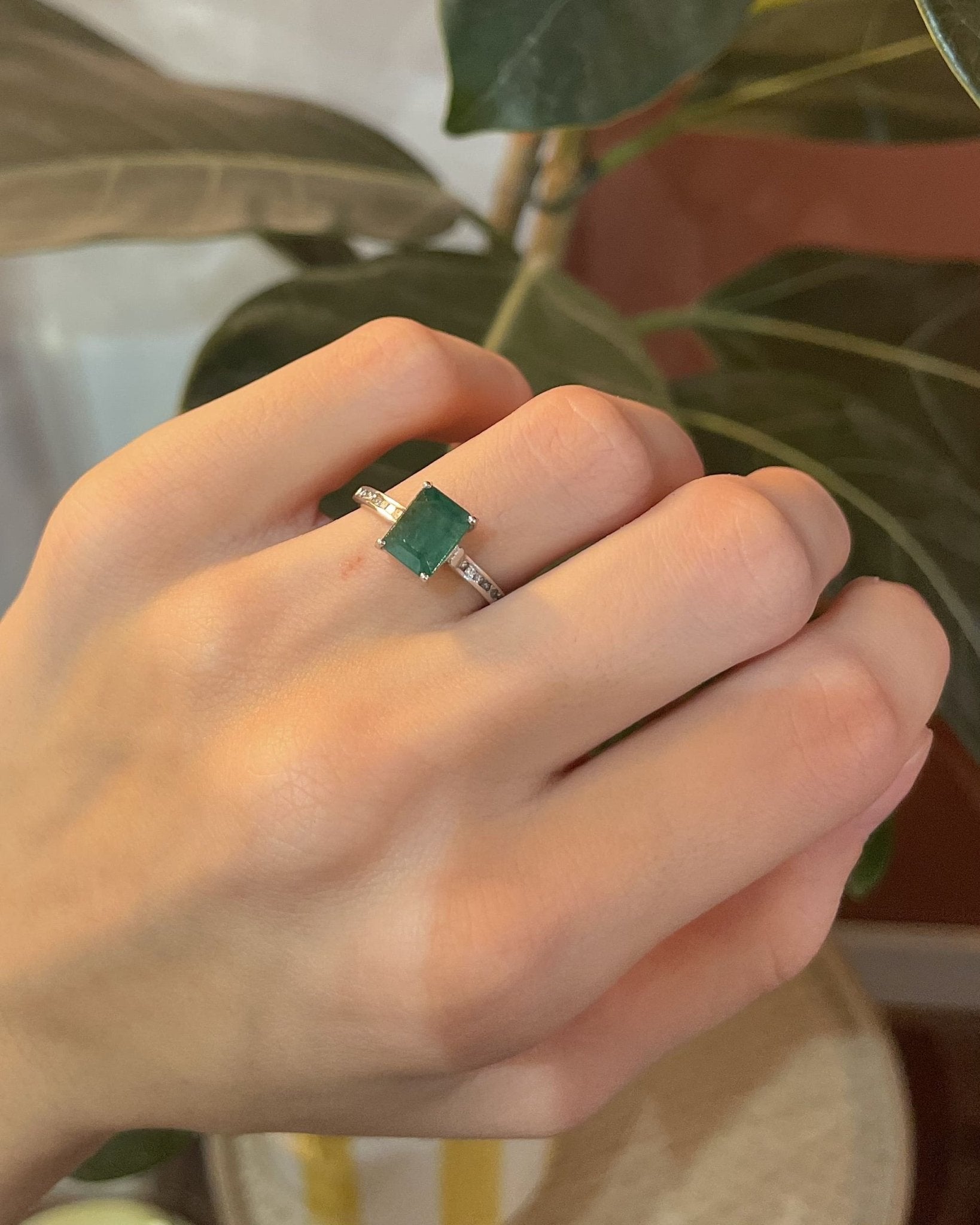 Bague Solitaire Émeraude 2.10 Carats & 14 Diamants "Araminta" - Elliade Paris