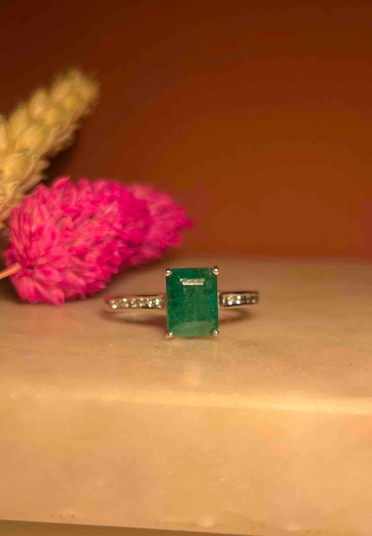Bague Solitaire Émeraude 2.10 Carats & 14 Diamants "Araminta" - Elliade Paris