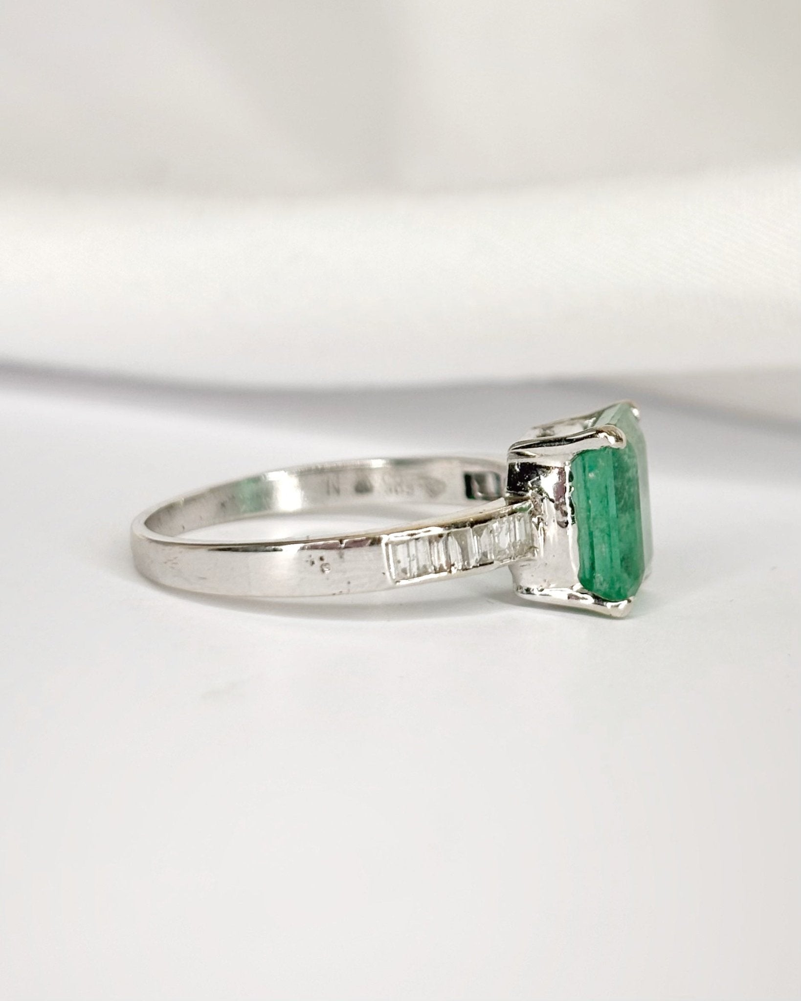 Bague Solitaire Émeraude 2.13 carats & Diamants 0.26 carat "Eléanore" - Elliade Paris