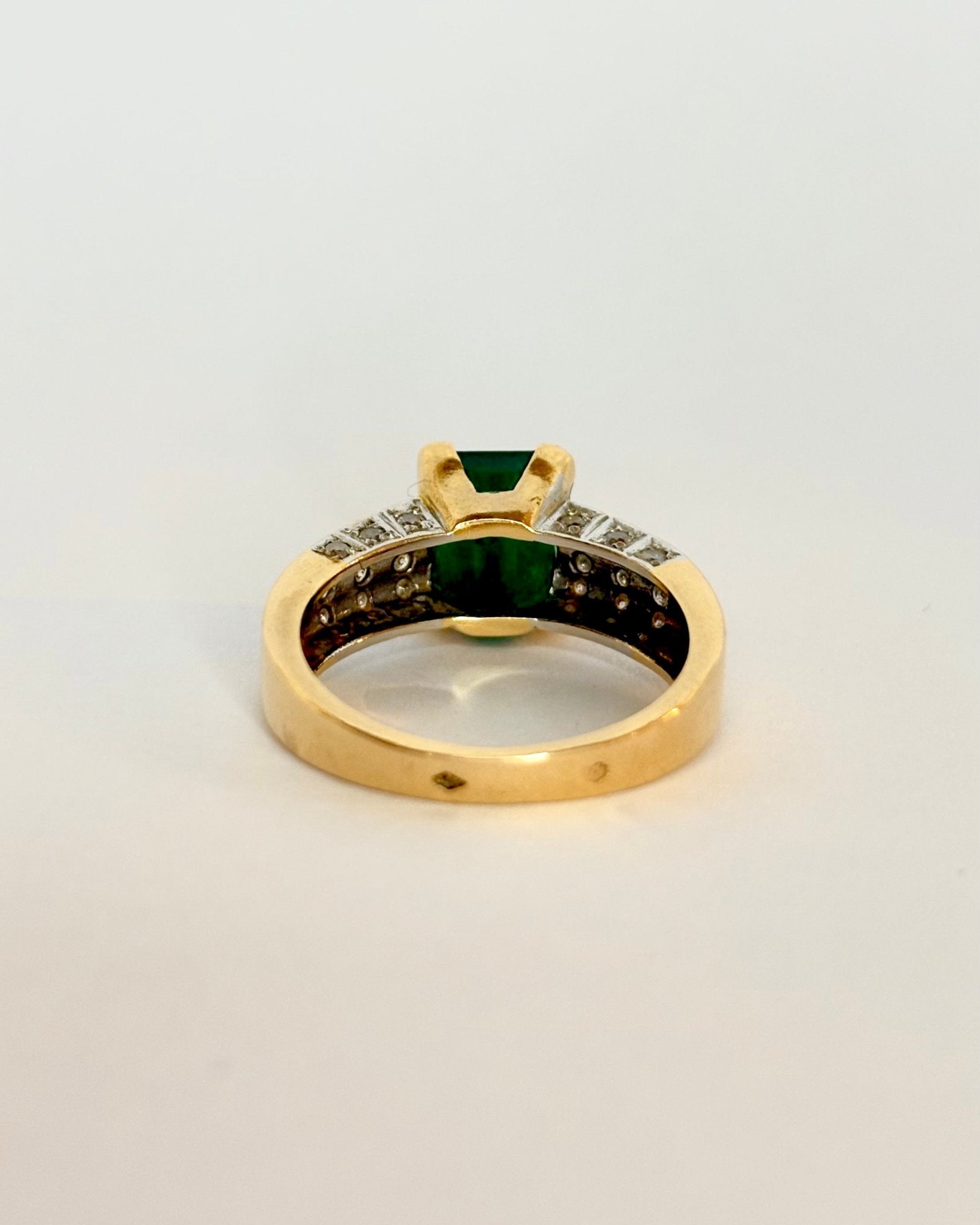 Bague Solitaire Émeraude 2.50 cts & 30 Diamants "Athéna" - Elliade Paris